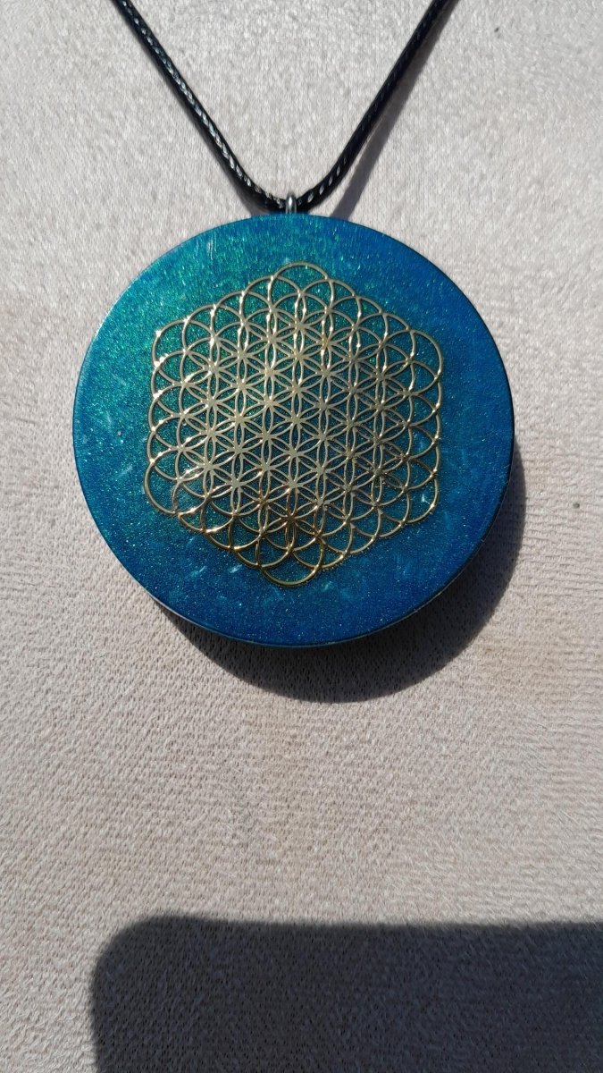 Colgante Orgonita Flor de la Vida Hexagonal Azul Cielo con Shungita - Mundo Orgon