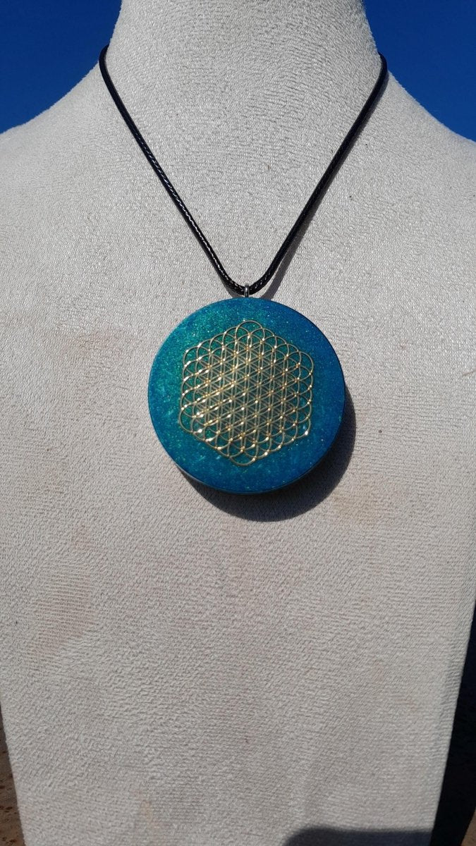 Colgante Orgonita Flor de la Vida Hexagonal Azul Cielo con Shungita - Mundo Orgon