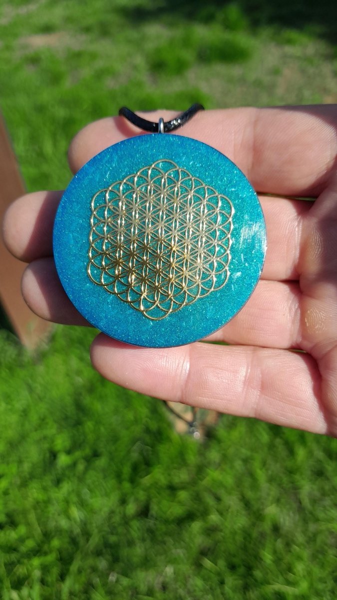 Colgante Orgonita Flor de la Vida Hexagonal Azul Cielo con Shungita - Mundo Orgon