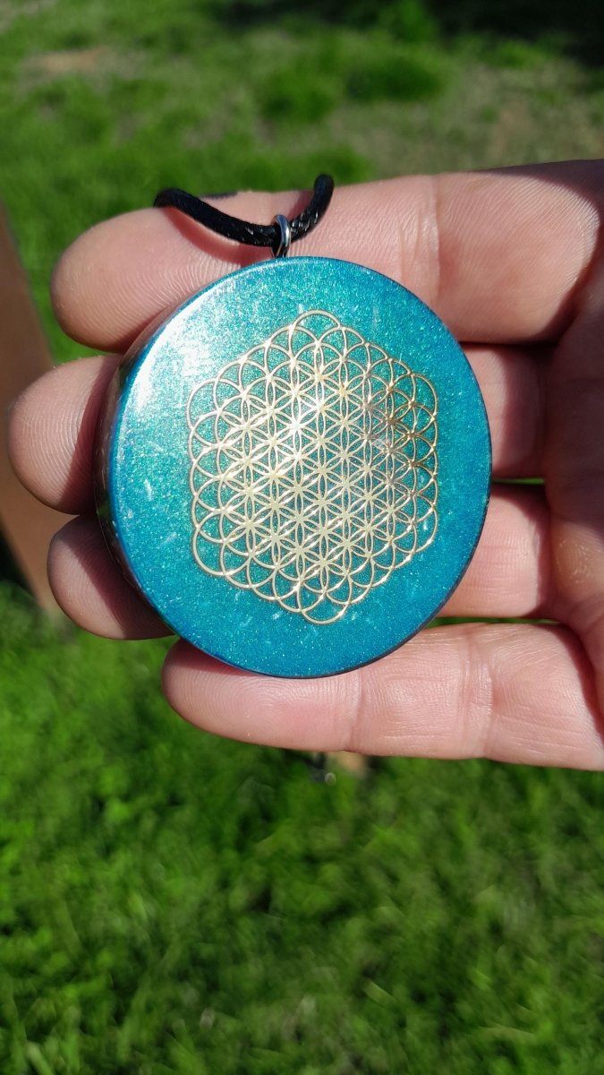 Colgante Orgonita Flor de la Vida Hexagonal Azul Cielo con Shungita - Mundo Orgon