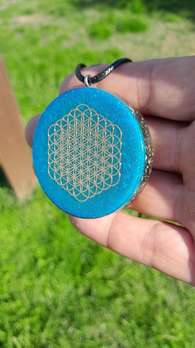 Colgante Orgonita Flor de la Vida Hexagonal Azul Cielo con Shungita - Mundo Orgon