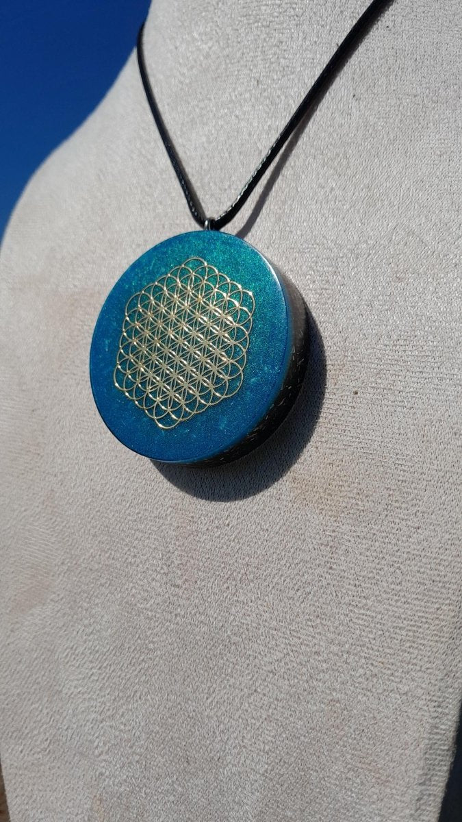 Colgante Orgonita Flor de la Vida Hexagonal Azul Cielo con Shungita - Mundo Orgon