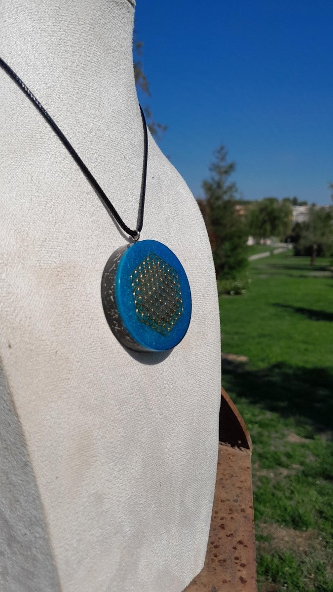 Colgante Orgonita Flor de la Vida Hexagonal Azul Cielo con Shungita - Mundo Orgon