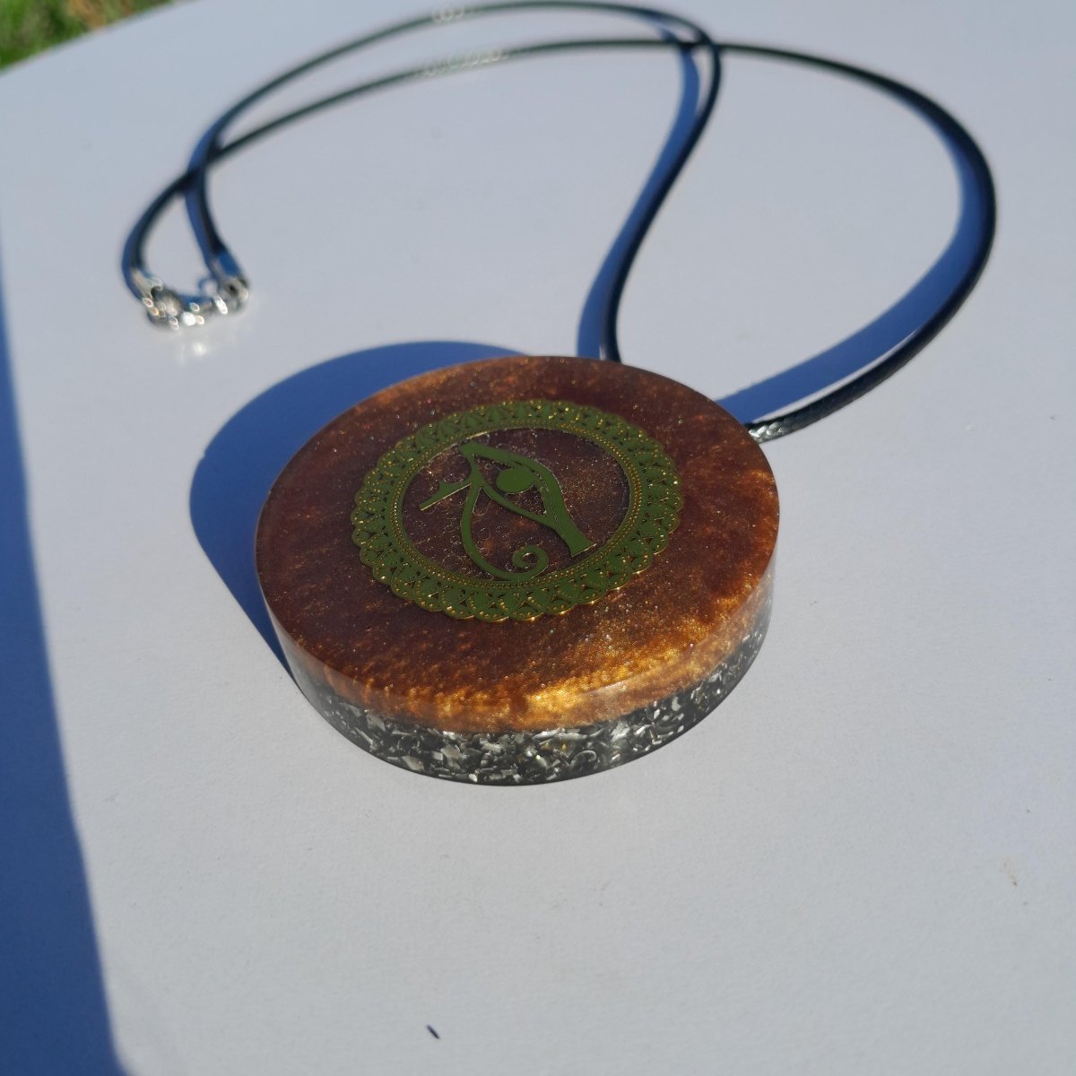 Colgante Orgonita Ojo de Horus con Shungita - Mundo Orgon