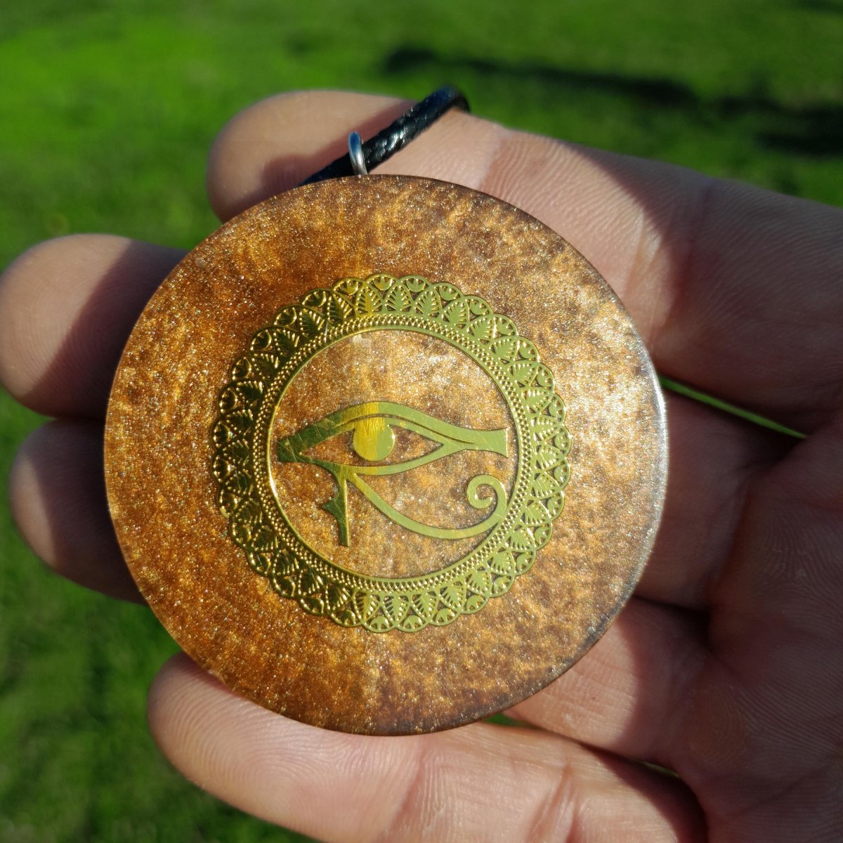 Colgante Orgonita Ojo de Horus con Shungita - Mundo Orgon