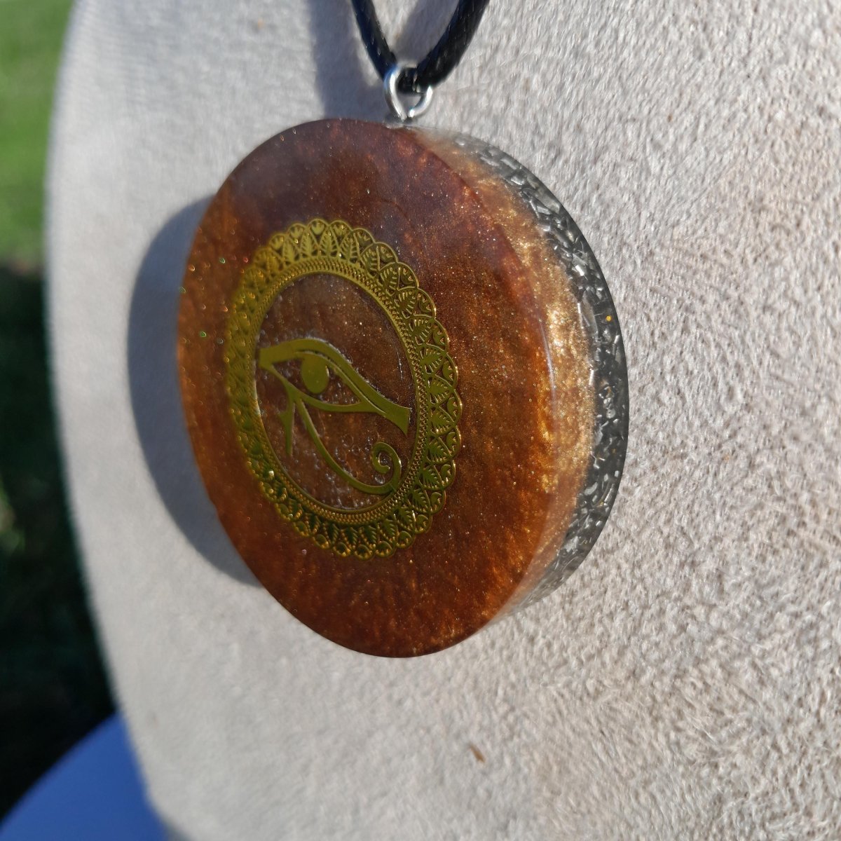 Colgante Orgonita Ojo de Horus con Shungita - Mundo Orgon