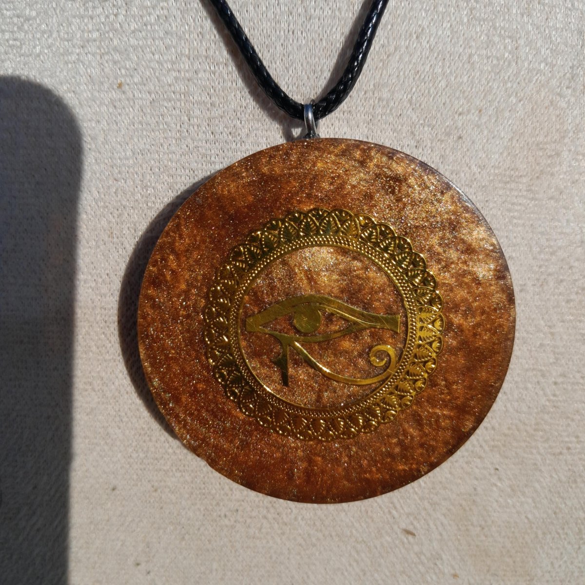 Colgante Orgonita Ojo de Horus con Shungita - Mundo Orgon