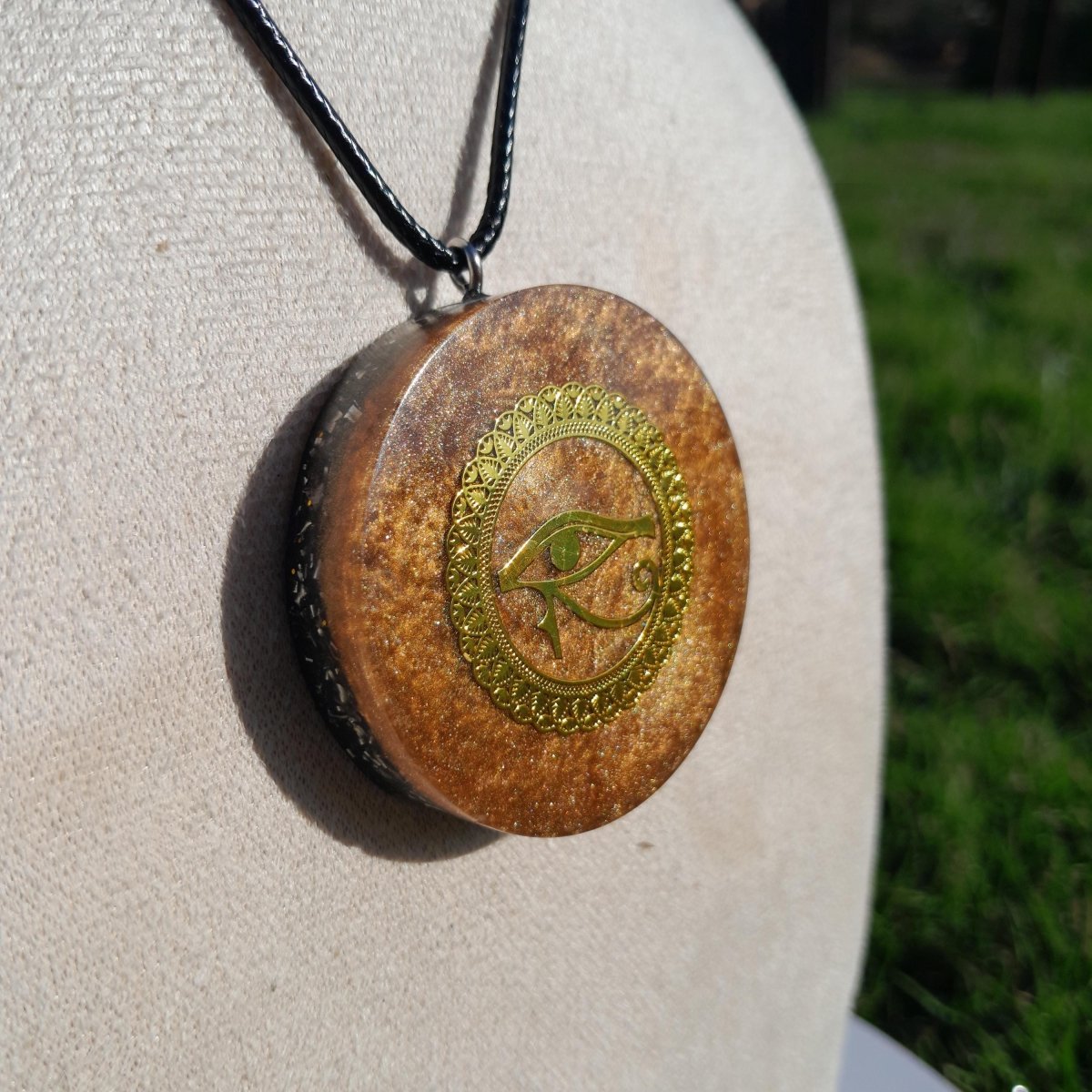 Colgante Orgonita Ojo de Horus con Shungita - Mundo Orgon