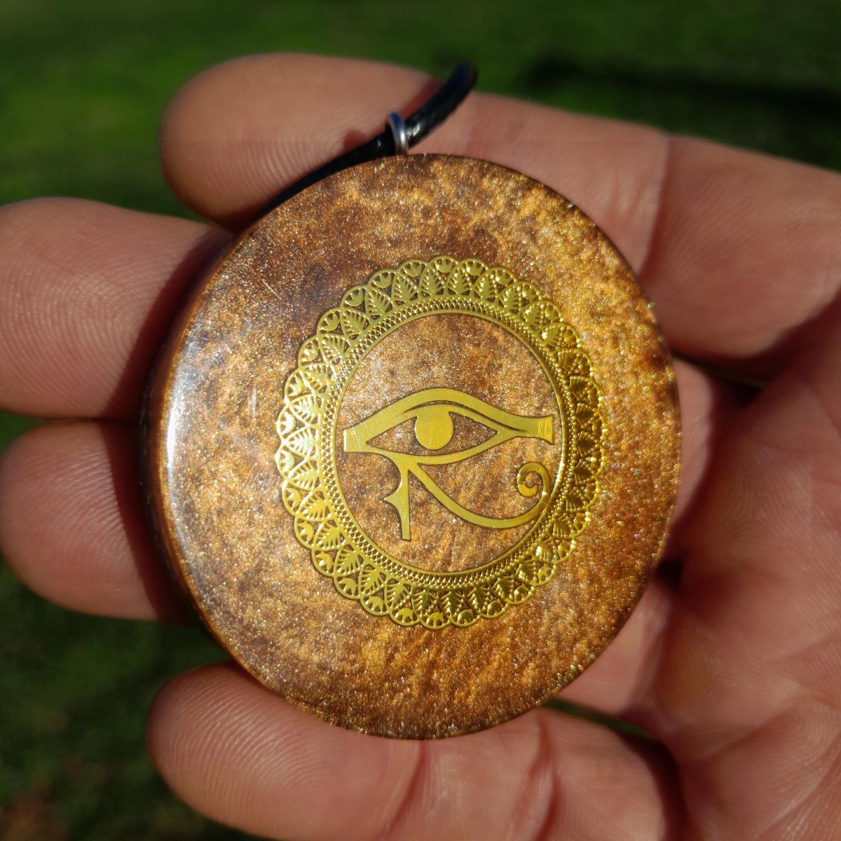 Colgante Orgonita Ojo de Horus con Shungita - Mundo Orgon