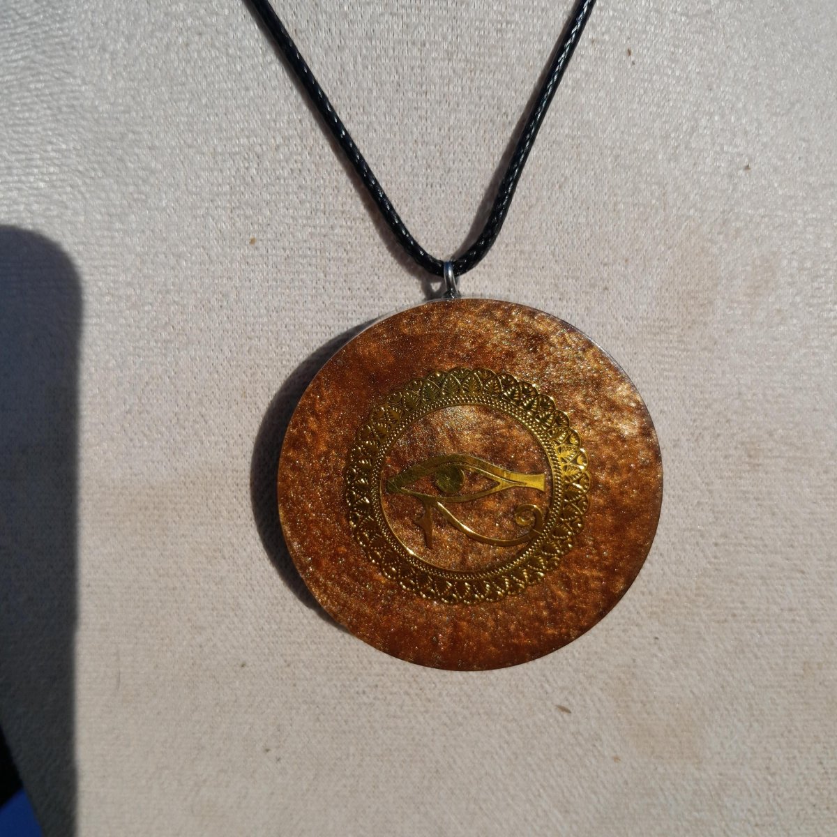 Colgante Orgonita Ojo de Horus con Shungita - Mundo Orgon