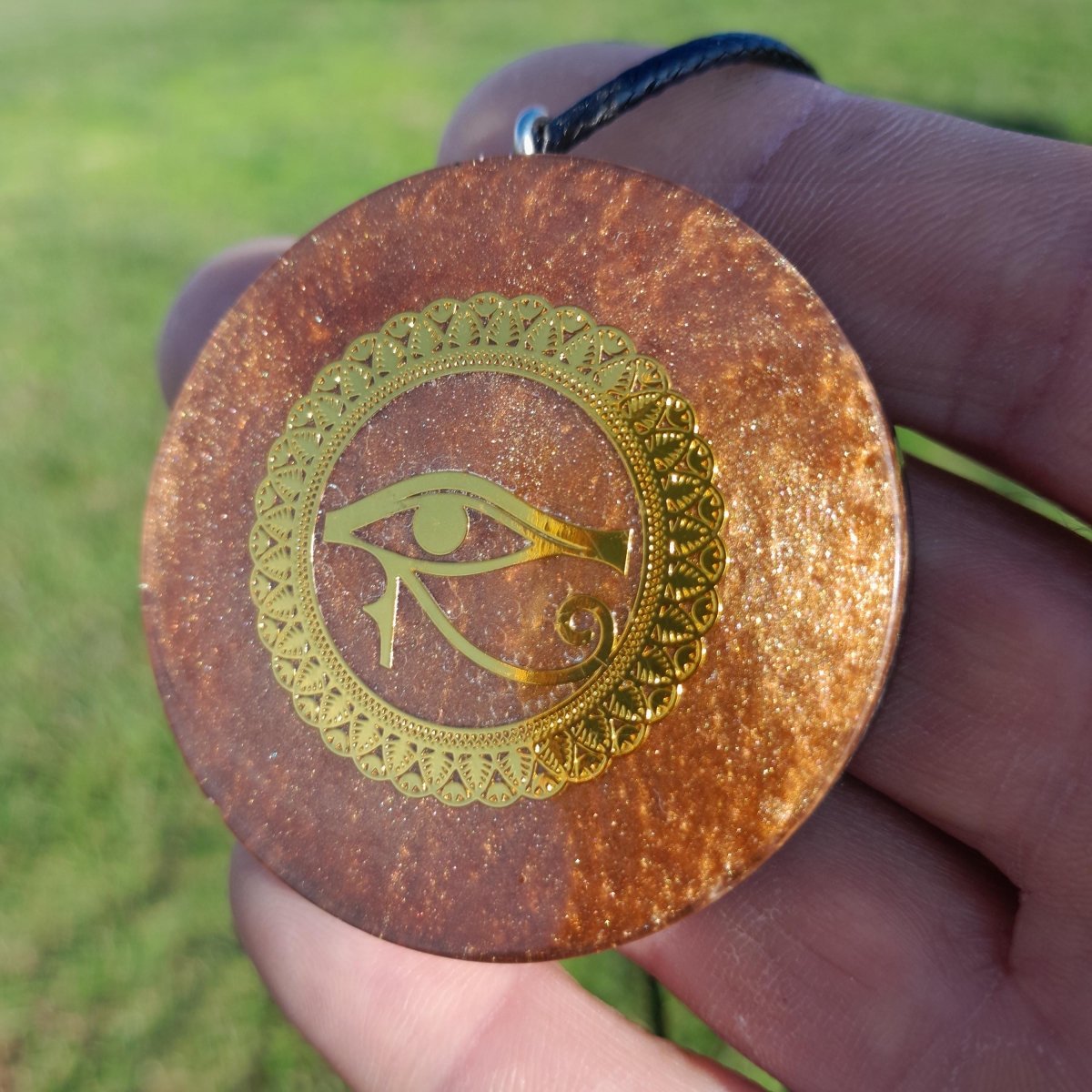 Colgante Orgonita Ojo de Horus con Shungita - Mundo Orgon