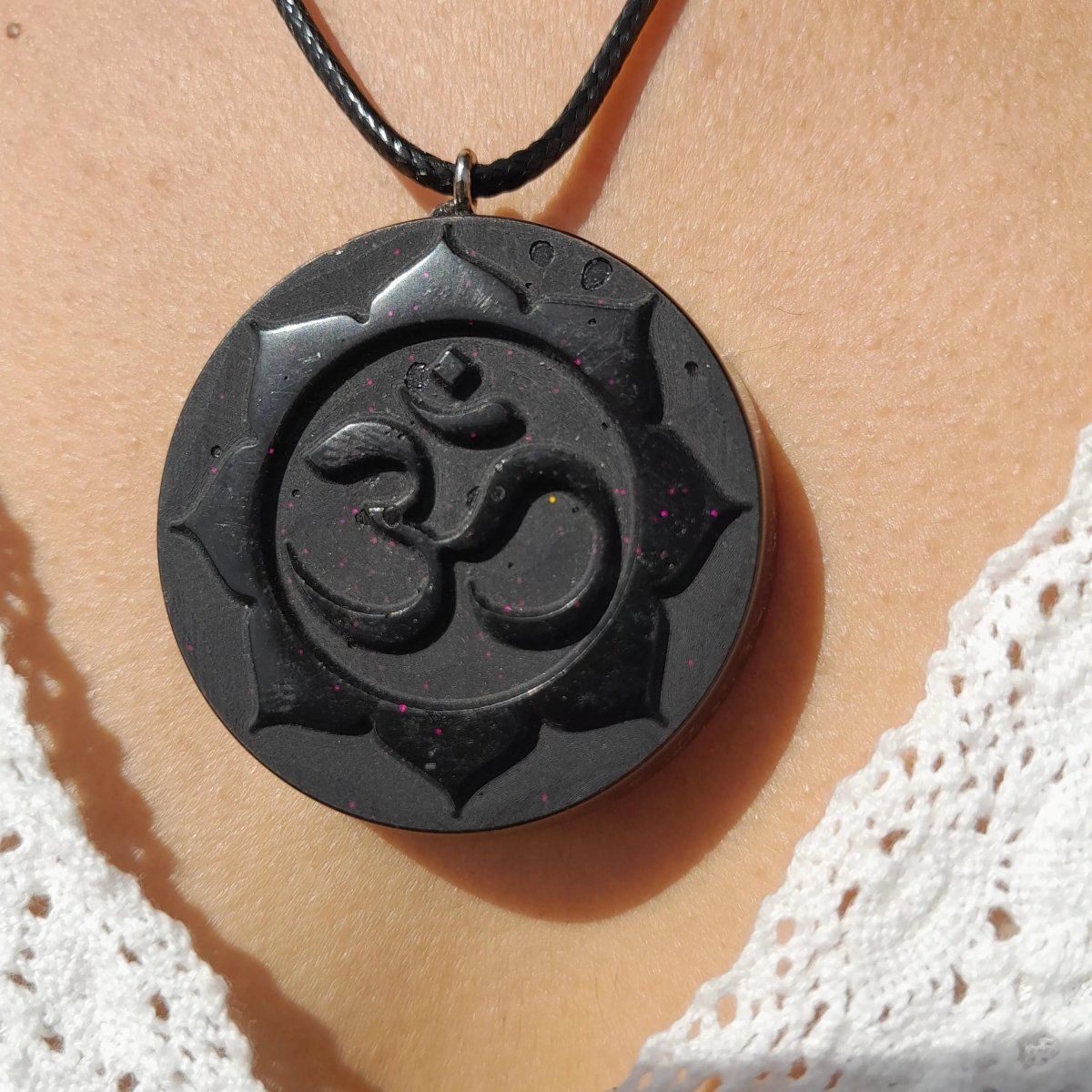 Colgante Orgonita Om con Flor de Loto con Shunguita - Mundo Orgon