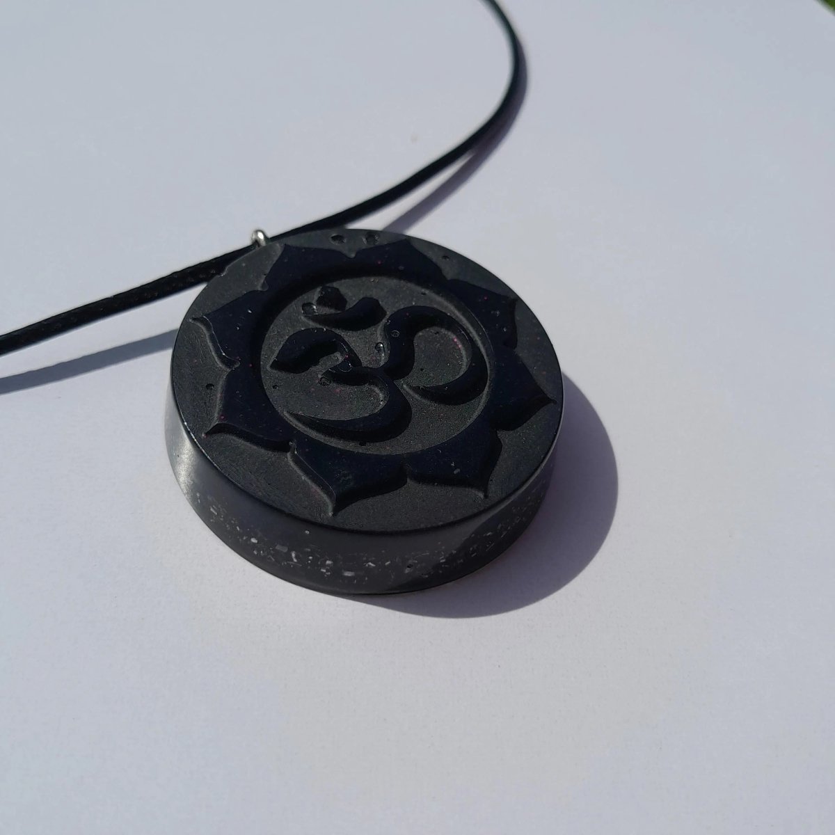 Colgante Orgonita Om con Flor de Loto con Shunguita - Mundo Orgon