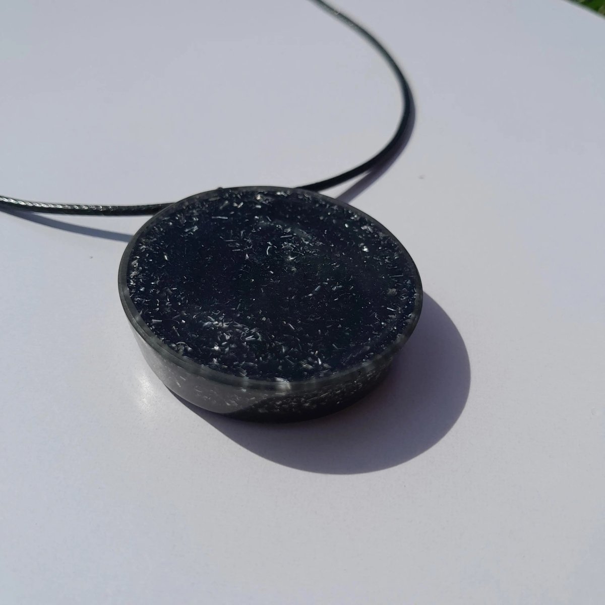 Colgante Orgonita Om con Flor de Loto con Shunguita - Mundo Orgon