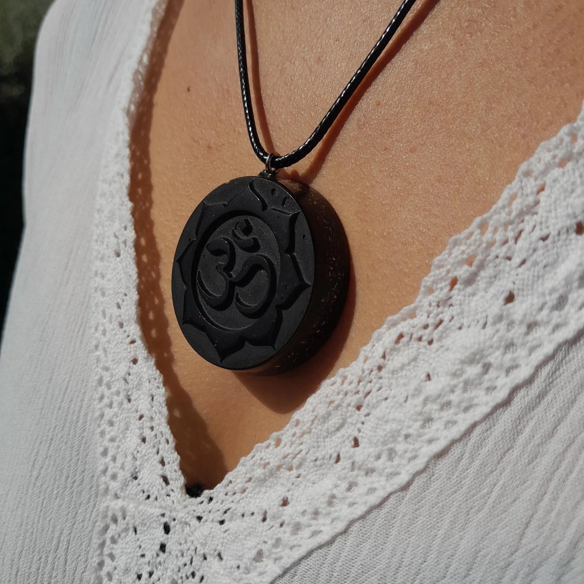 Colgante Orgonita Om con Flor de Loto con Shunguita - Mundo Orgon