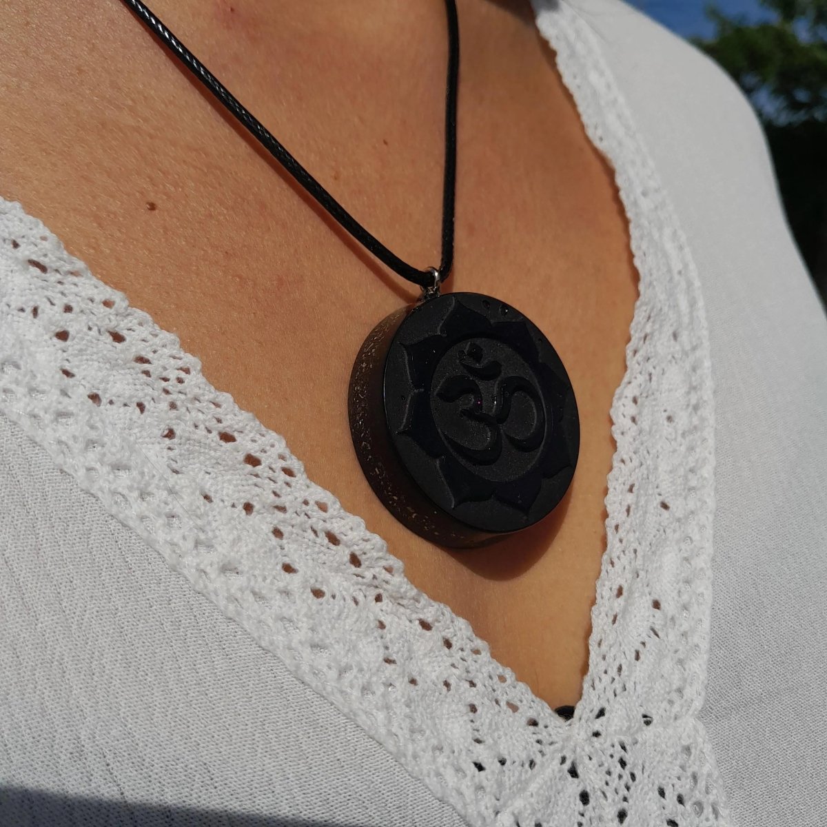 Colgante Orgonita Om con Flor de Loto con Shunguita - Mundo Orgon