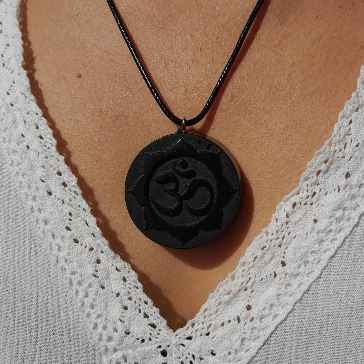 Colgante Orgonita Om con Flor de Loto con Shunguita - Mundo Orgon