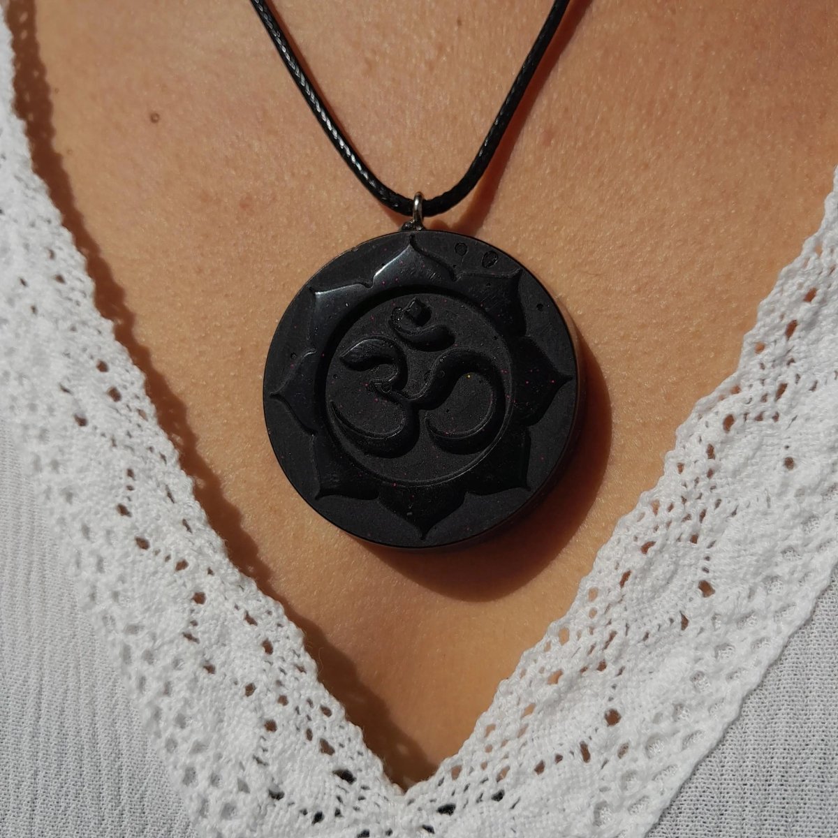 Colgante Orgonita Om con Flor de Loto con Shunguita - Mundo Orgon
