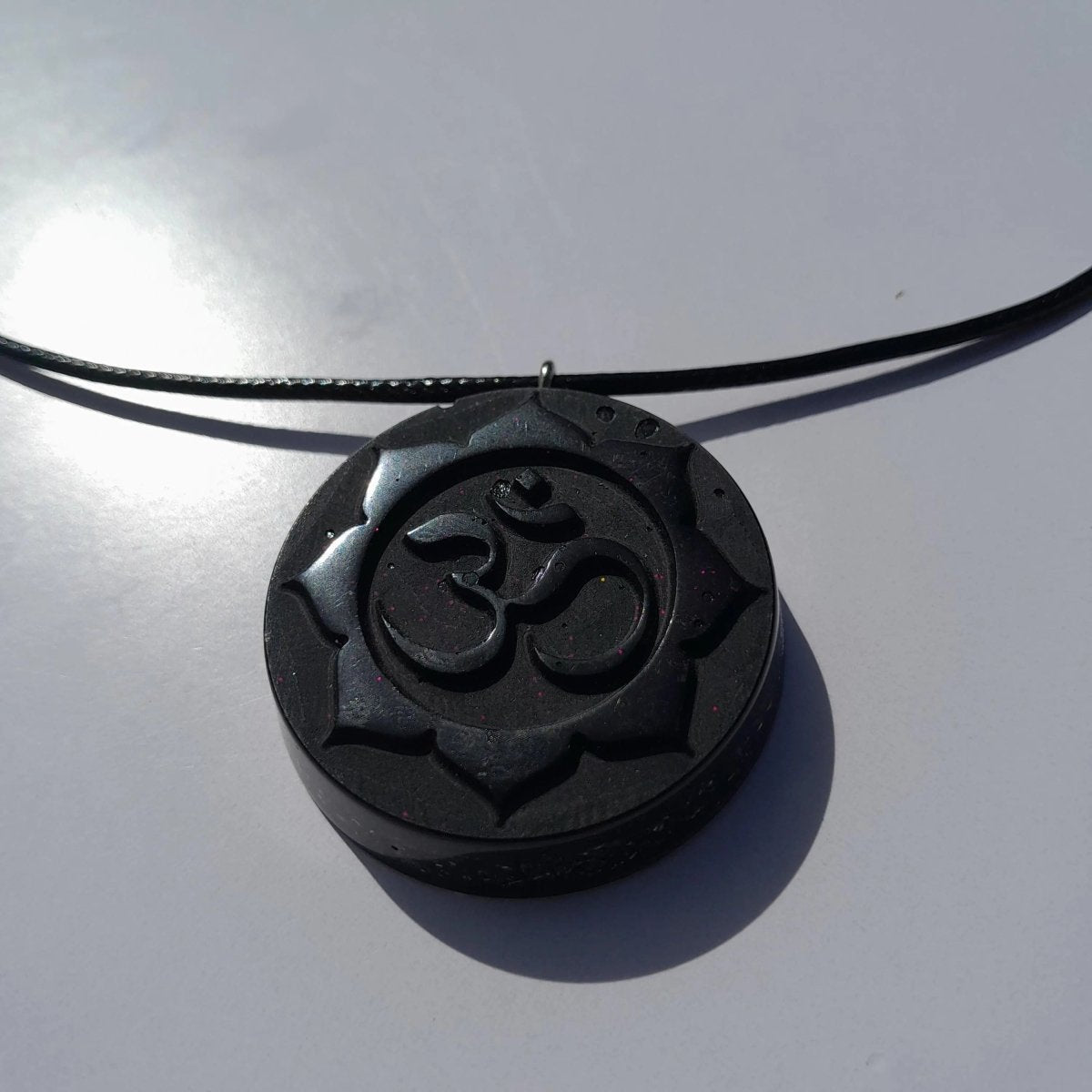 Colgante Orgonita Om con Flor de Loto con Shunguita - Mundo Orgon