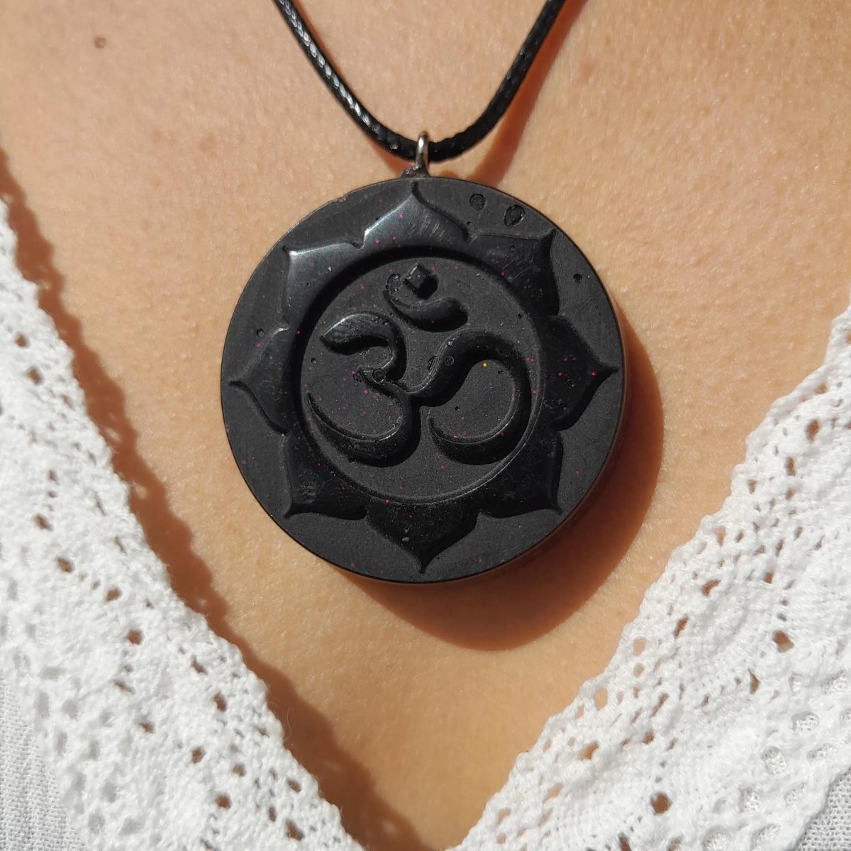 Colgante Orgonita Om con Flor de Loto con Shunguita - Mundo Orgon