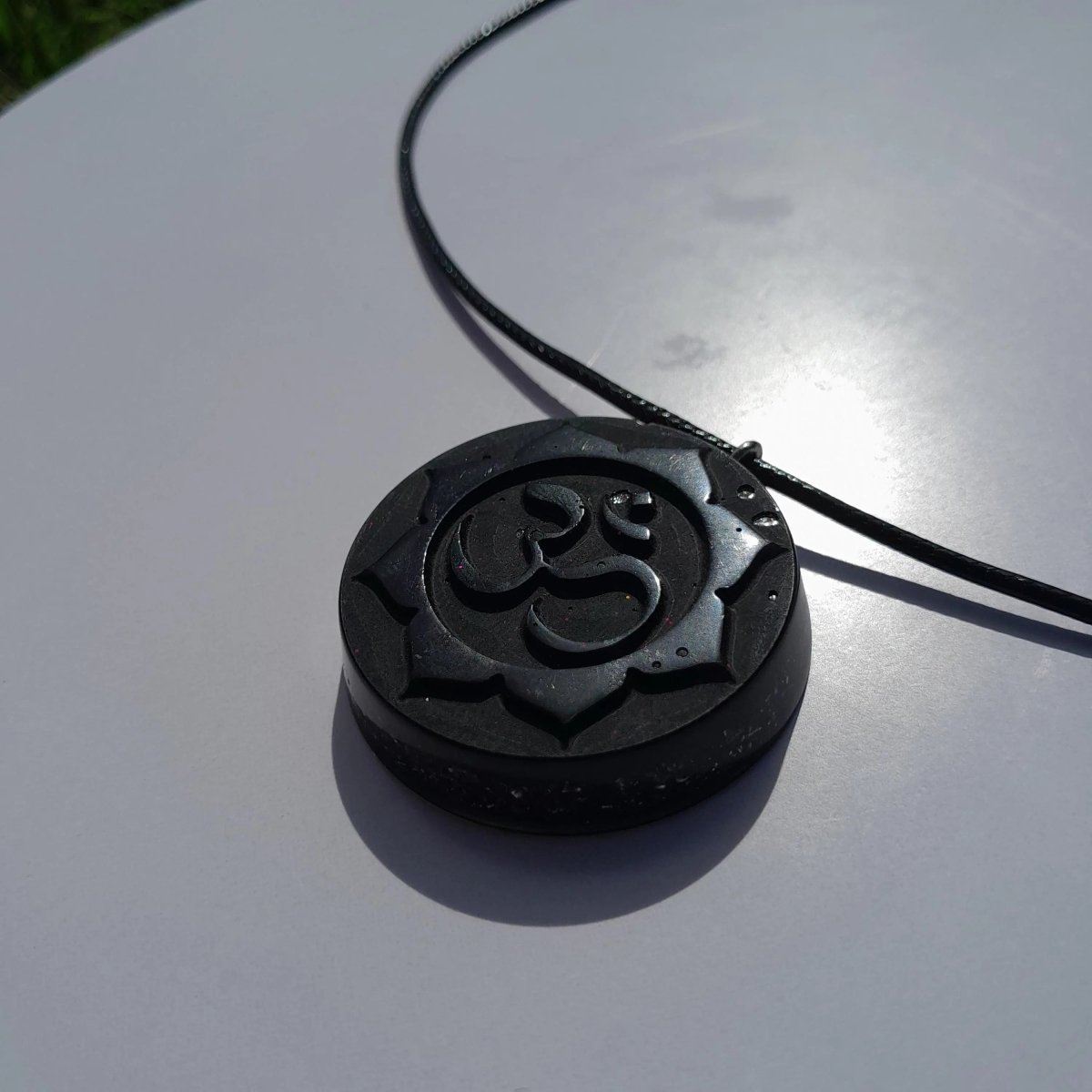 Colgante Orgonita Om con Flor de Loto con Shunguita - Mundo Orgon