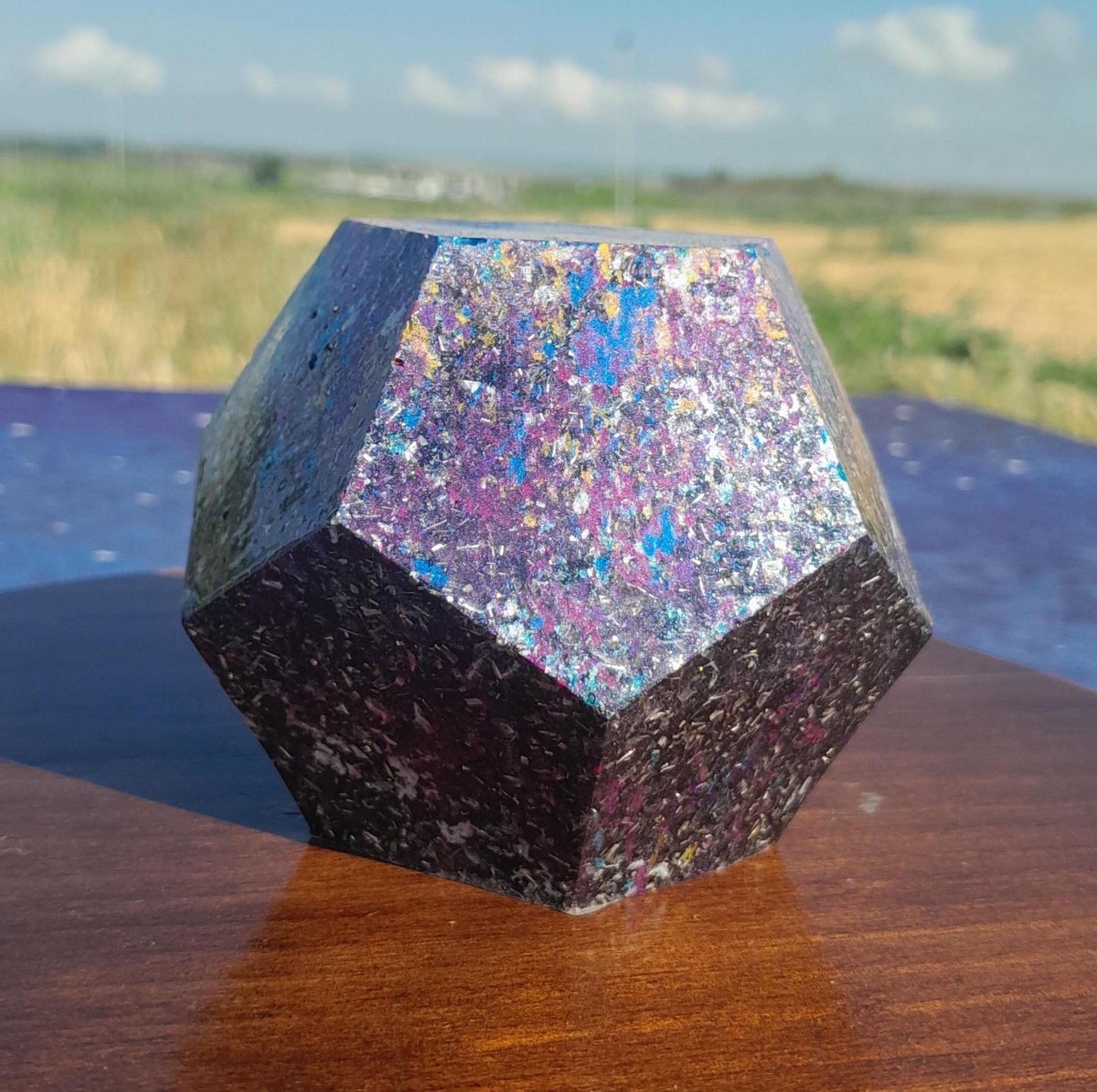 Dodecaedro de Orgonita Multicolor con Shunguita - Mundo Orgon