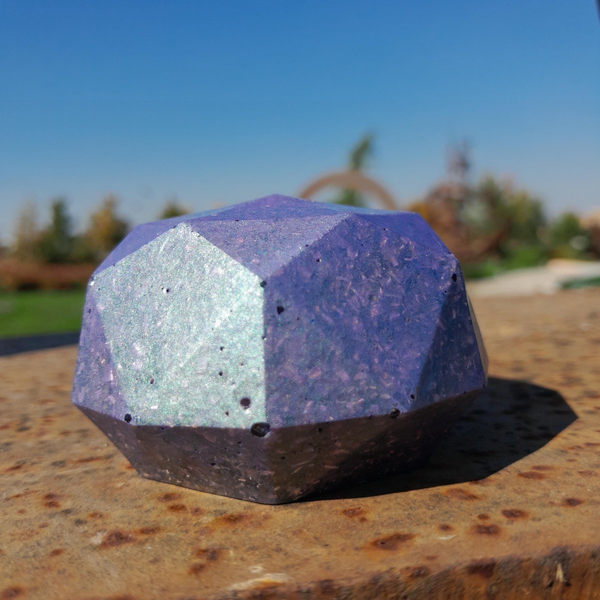 Domo de Orgonita Violeta con Pigmentos de Mica - Protector 5G - Mundo Orgon