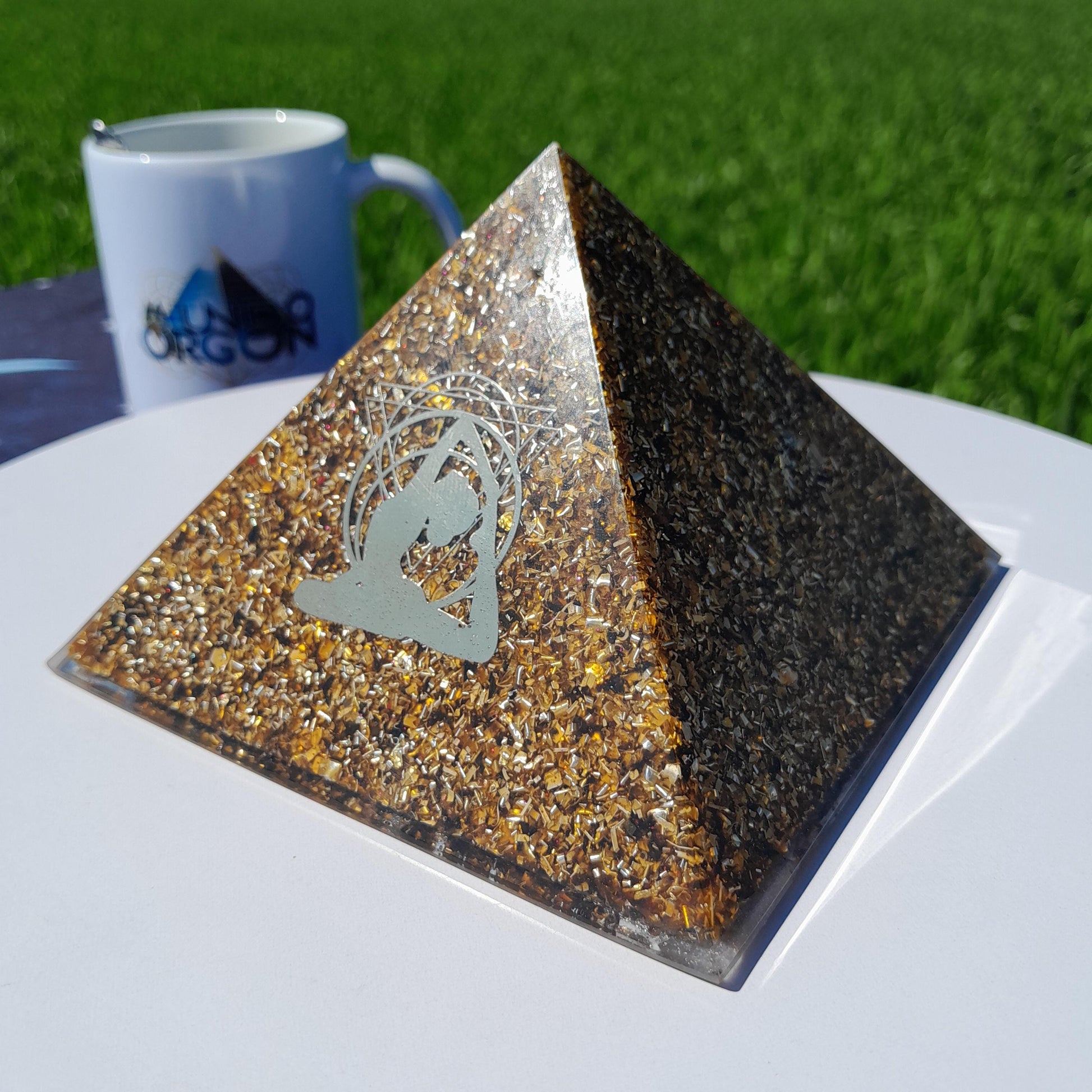 Pirámide Orgonita Yoga Marrón- 120mm de Base- Orgone Pyramid