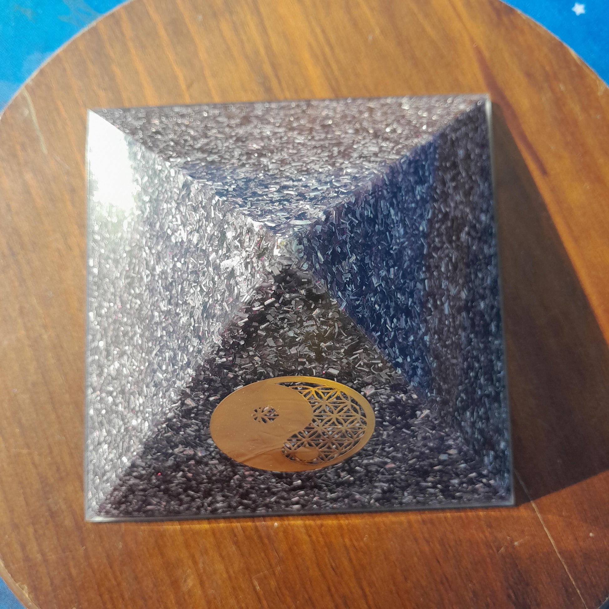 Pirámide Orgonita Yin Yang Violeta- 120mm de Base- Orgone Pyramid