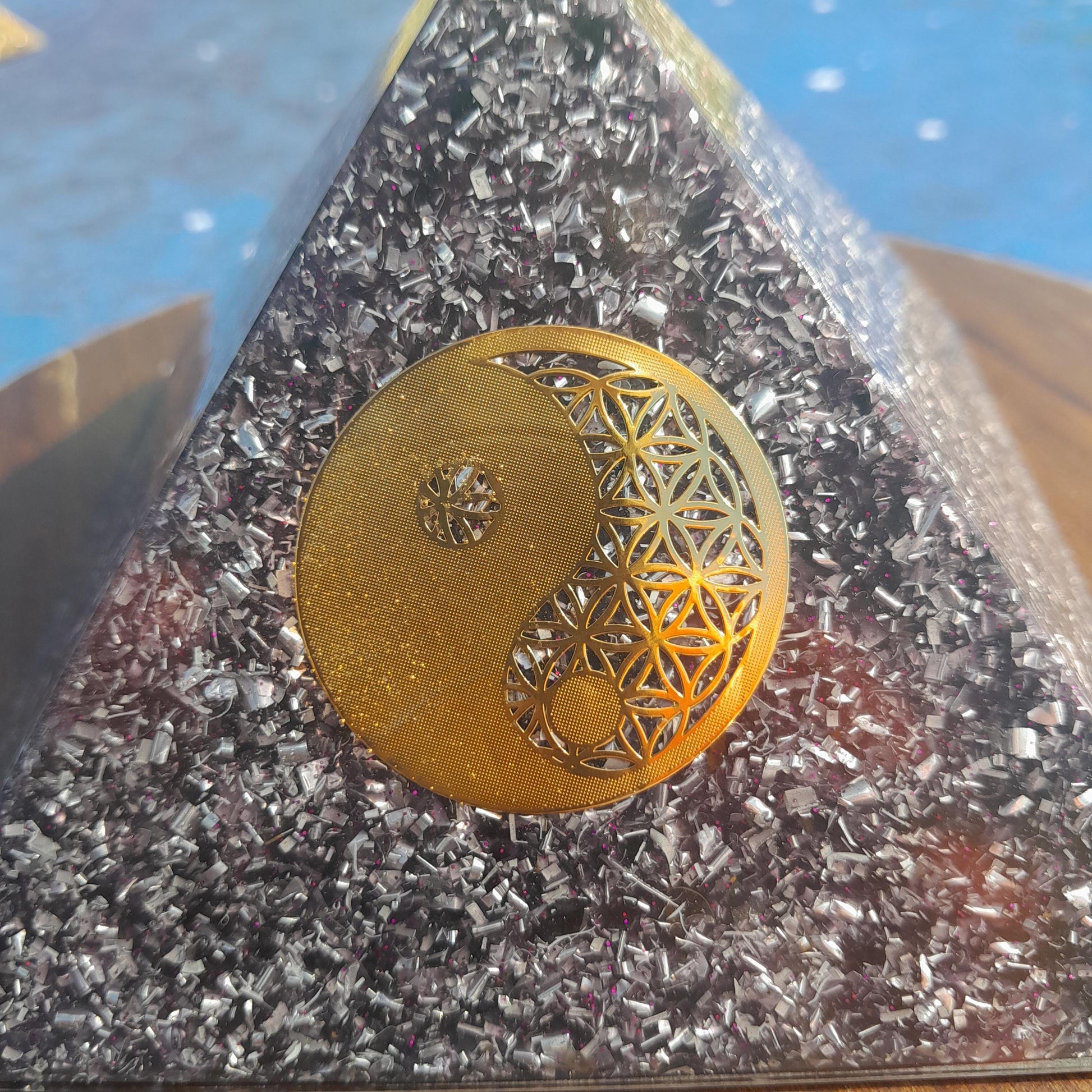 Pirámide Orgonita Yin Yang Violeta- 120mm de Base- Orgone Pyramid