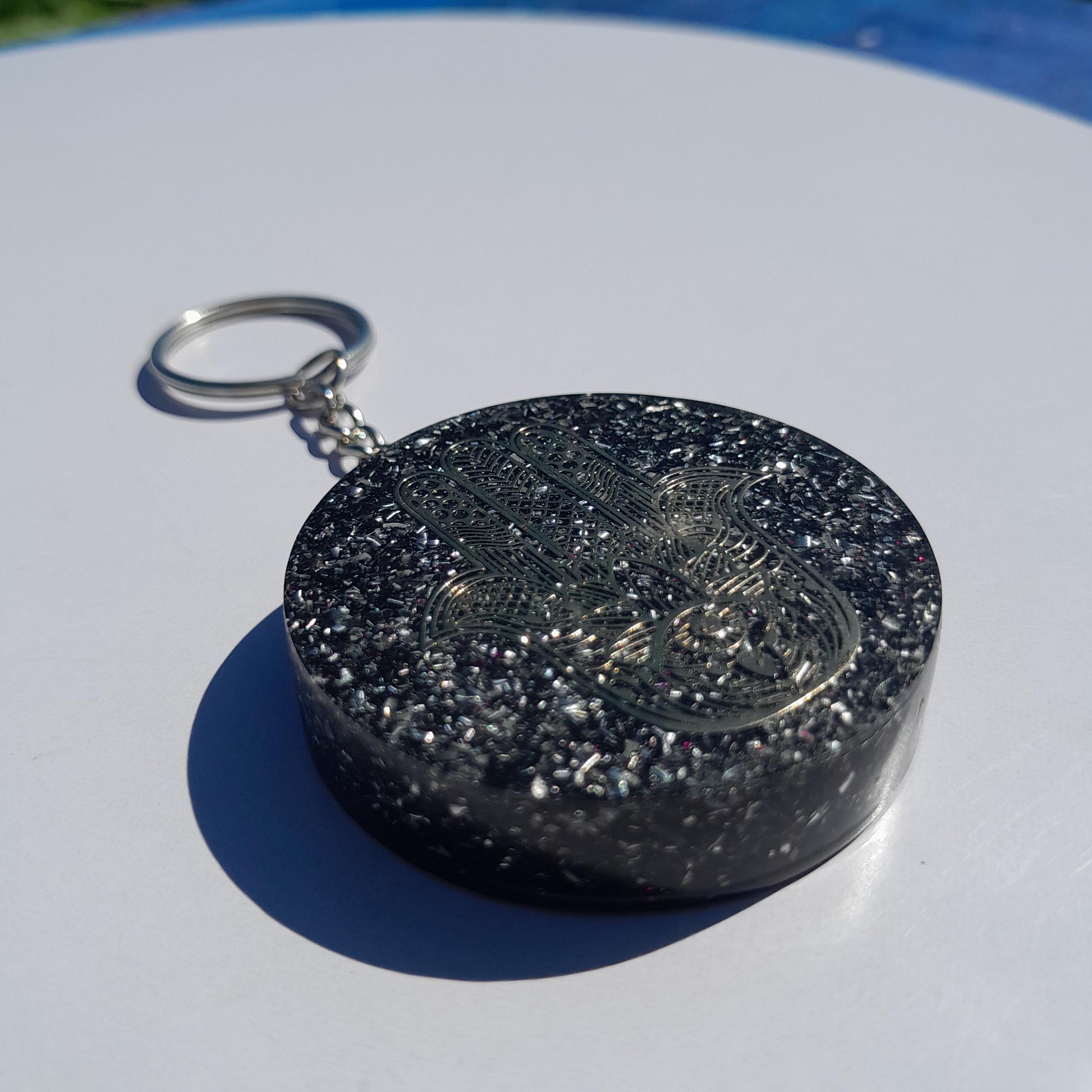 Llavero Orgonita mano de Fátima con Shunguita- Orgonite Keychain