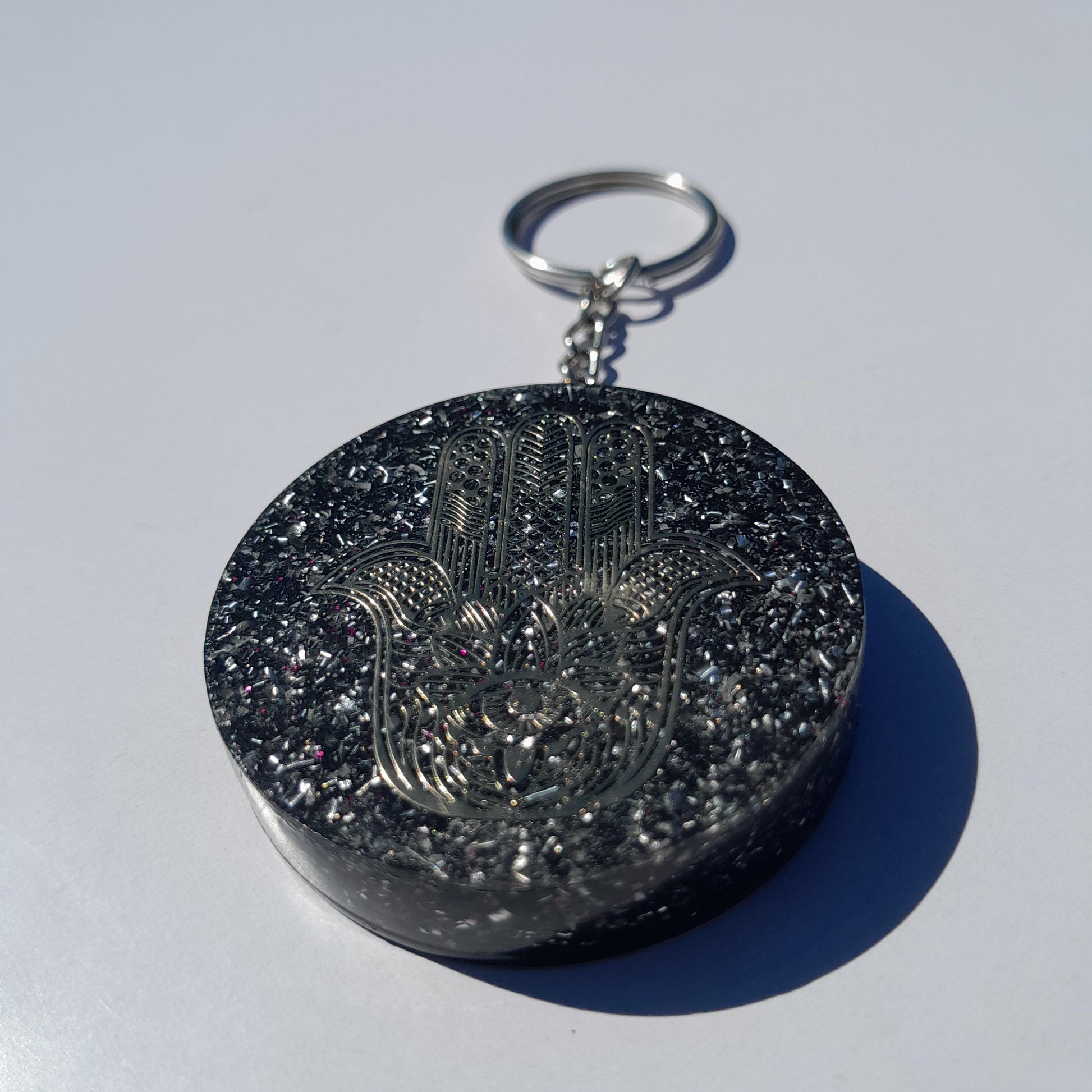 Llavero Orgonita mano de Fátima con Shunguita- Orgonite Keychain