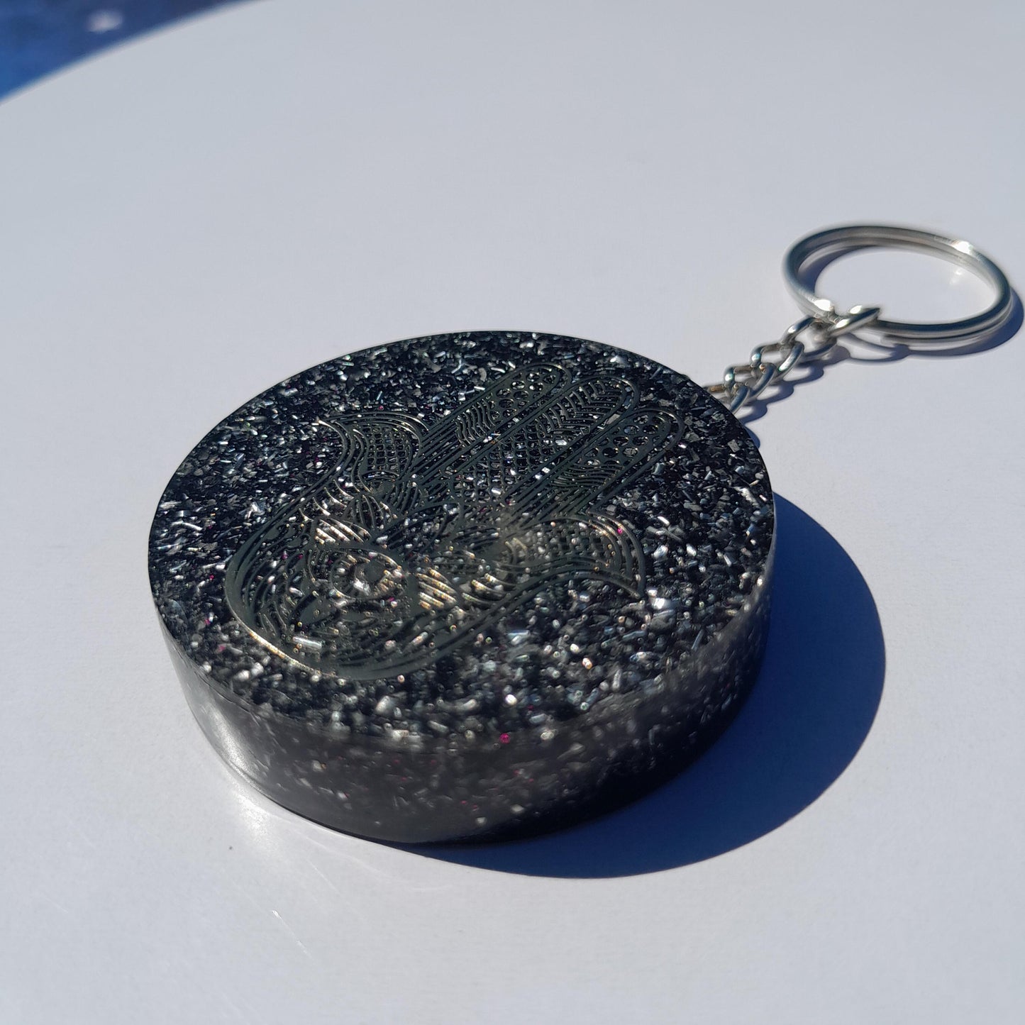 Llavero Orgonita mano de Fátima con Shunguita- Orgonite Keychain