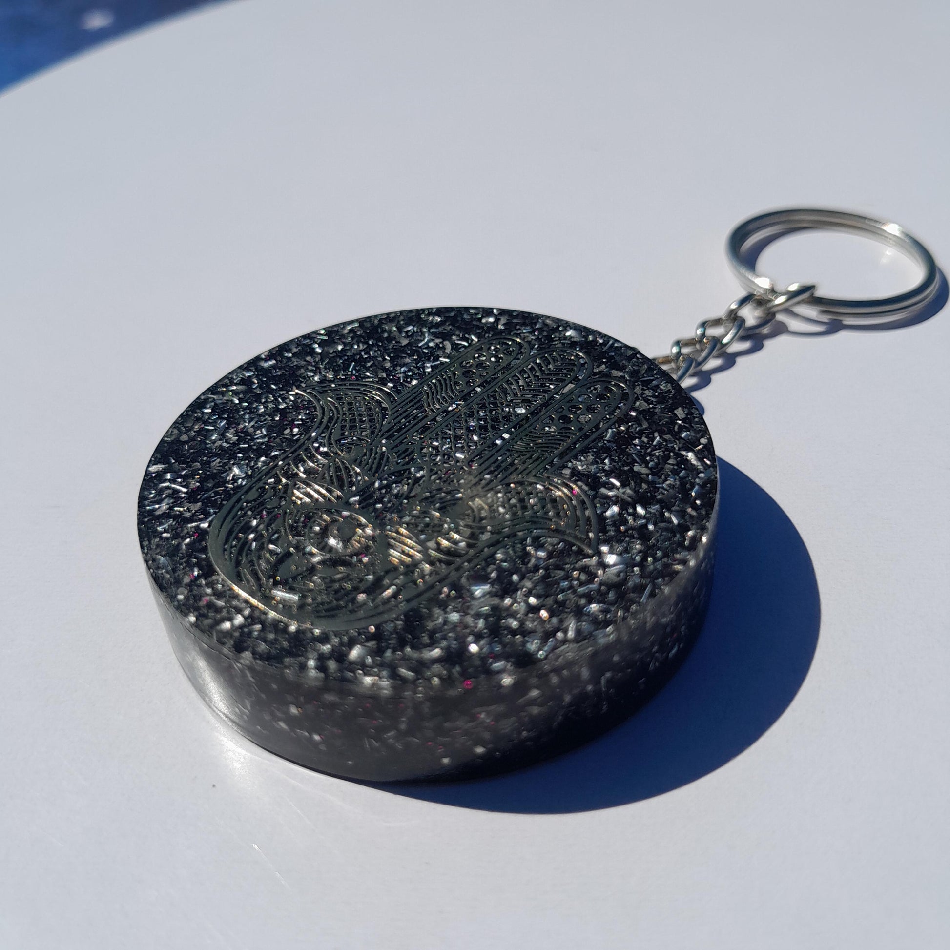 Llavero Orgonita mano de Fátima con Shunguita- Orgonite Keychain