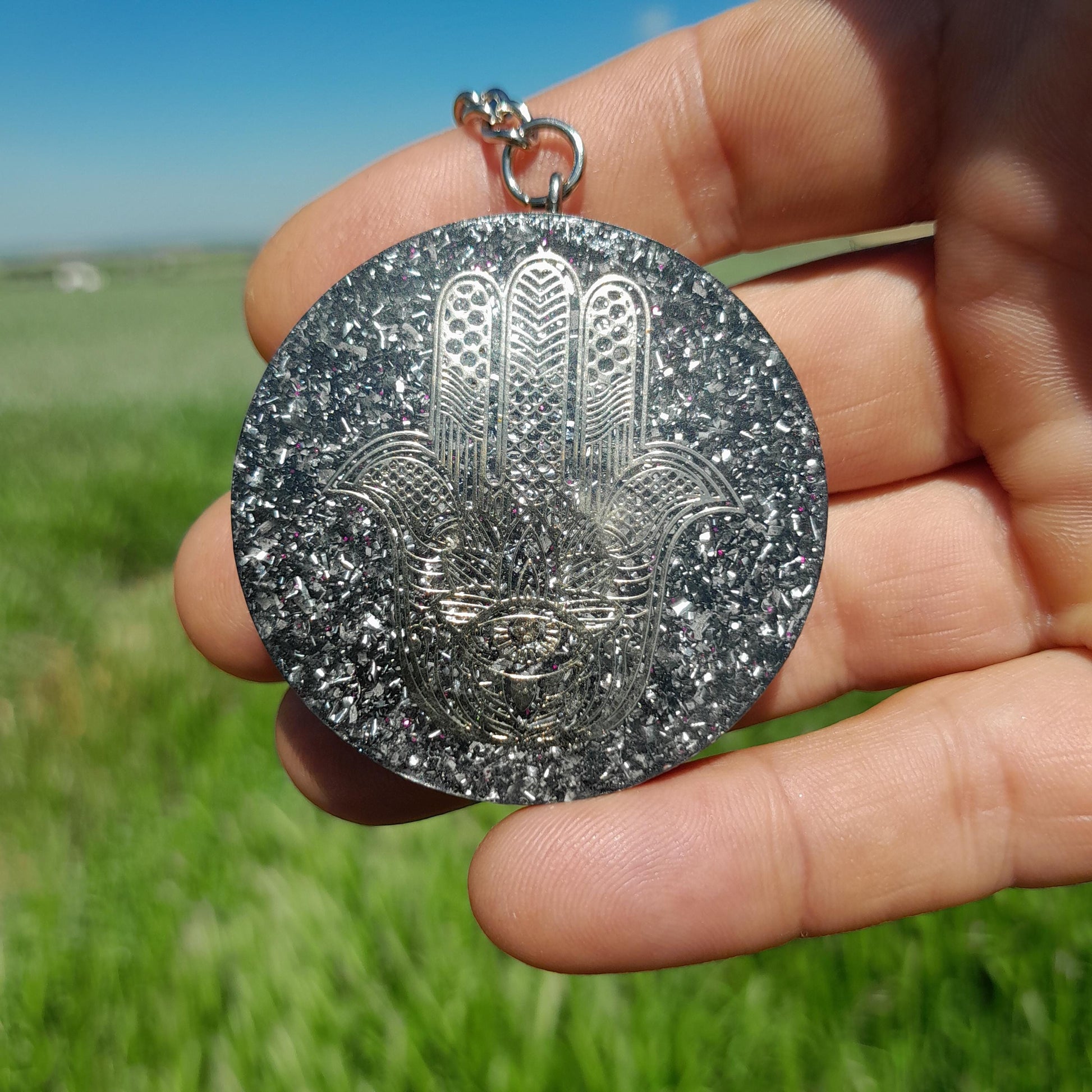 Llavero Orgonita mano de Fátima con Shunguita- Orgonite Keychain