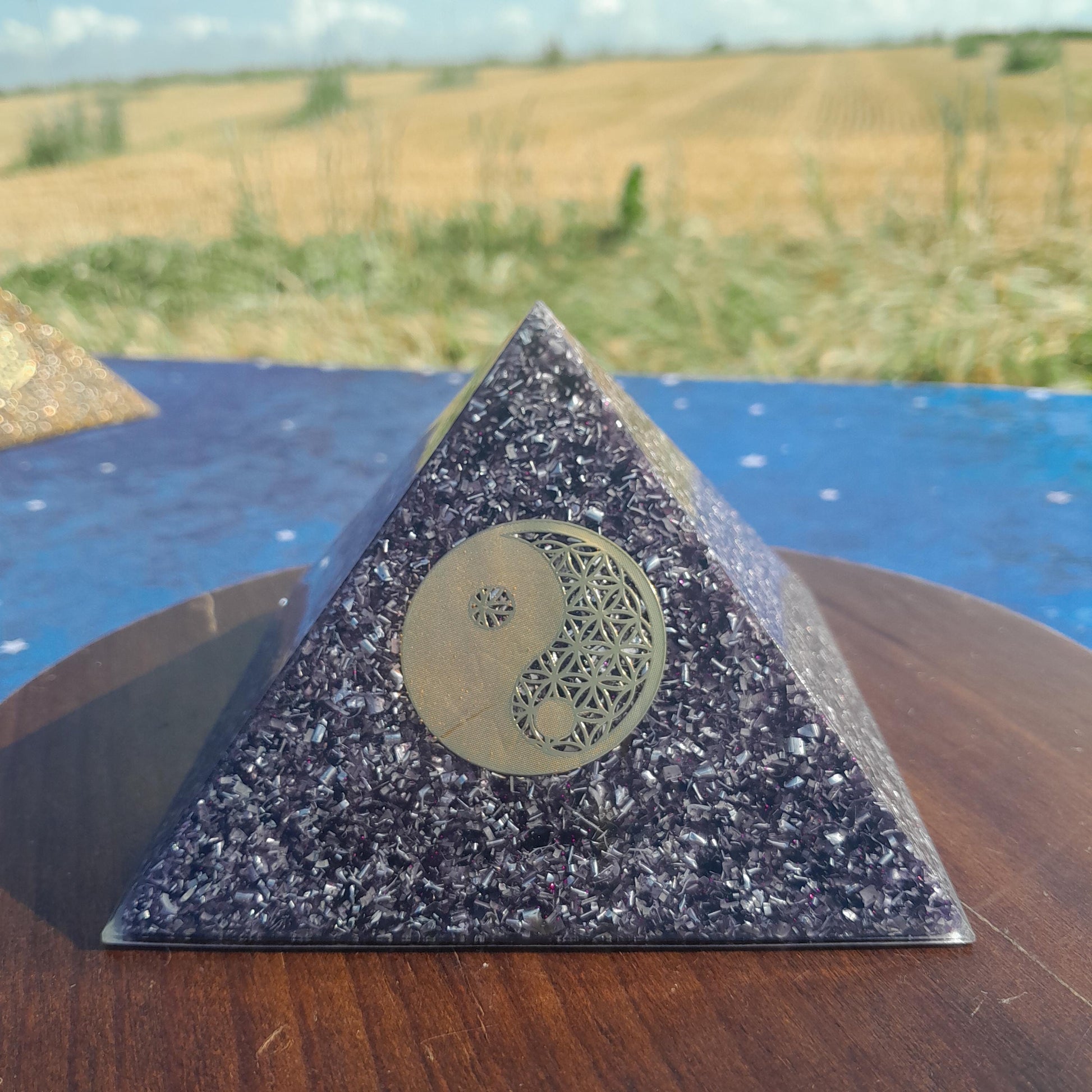 Pirámide Orgonita Yin Yang Violeta- 120mm de Base- Orgone Pyramid