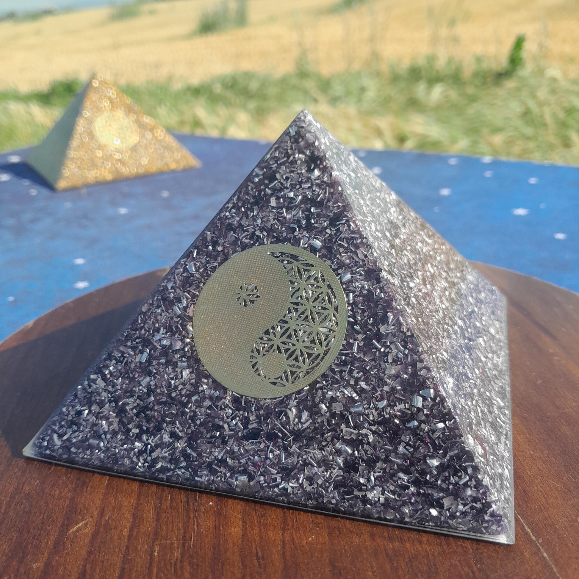 Pirámide Orgonita Yin Yang Violeta- 120mm de Base- Orgone Pyramid