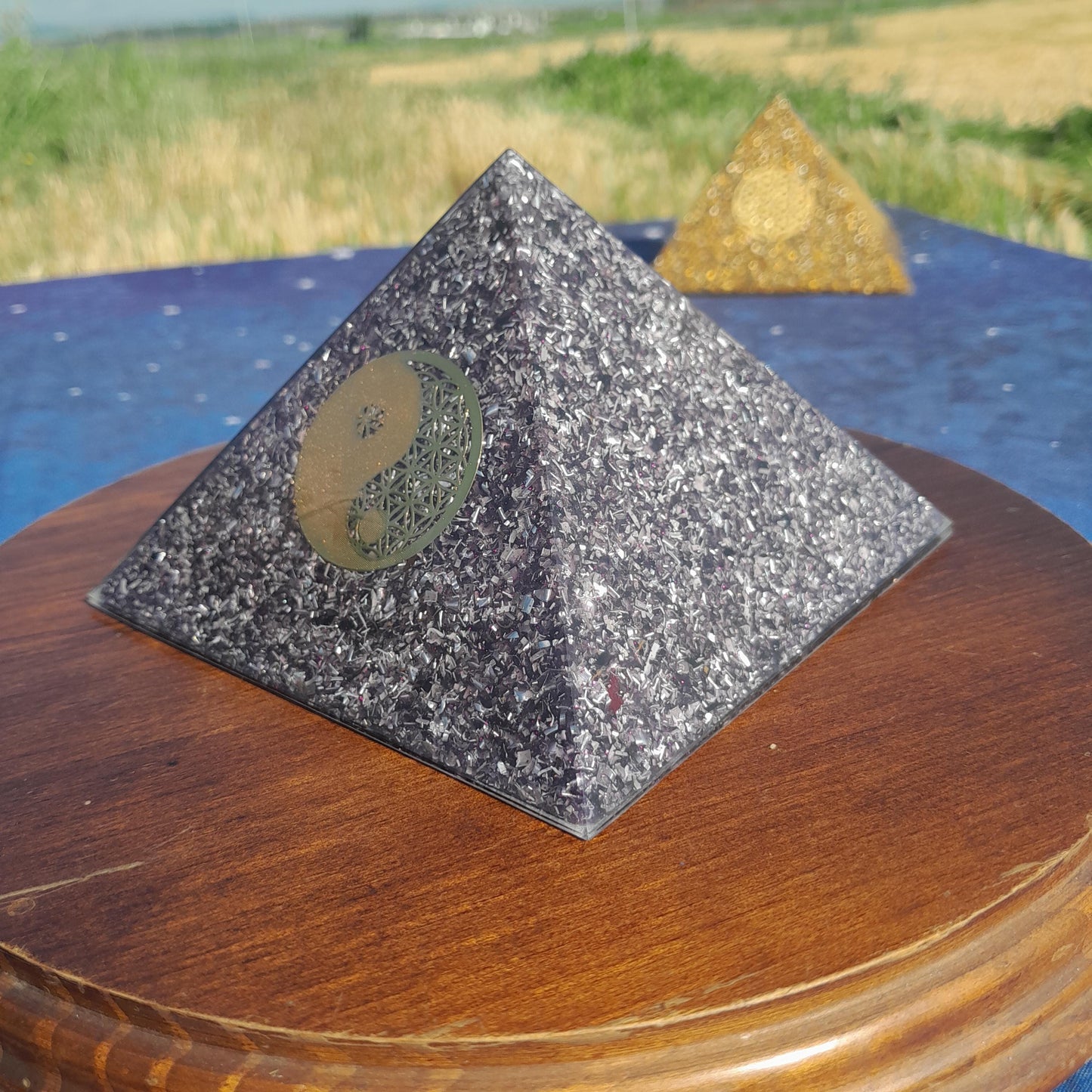 Pirámide Orgonita Yin Yang Violeta- 120mm de Base- Orgone Pyramid