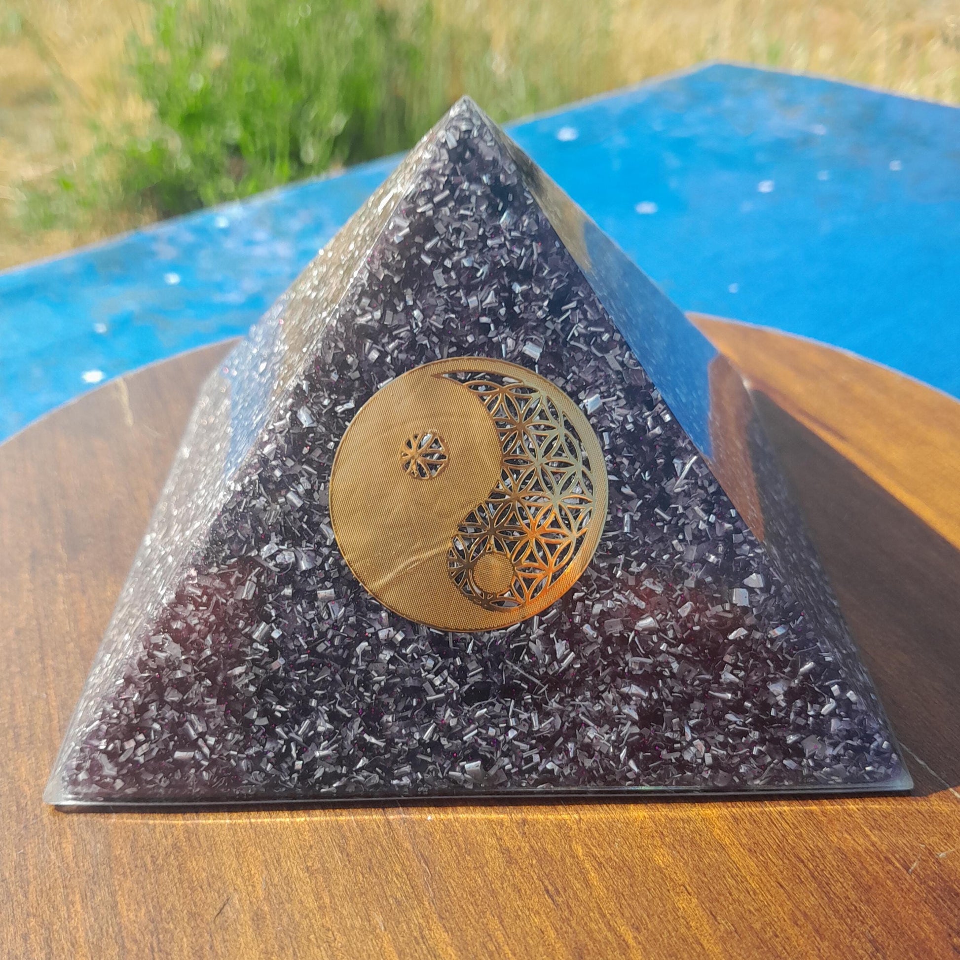 Pirámide Orgonita Yin Yang Violeta- 120mm de Base- Orgone Pyramid