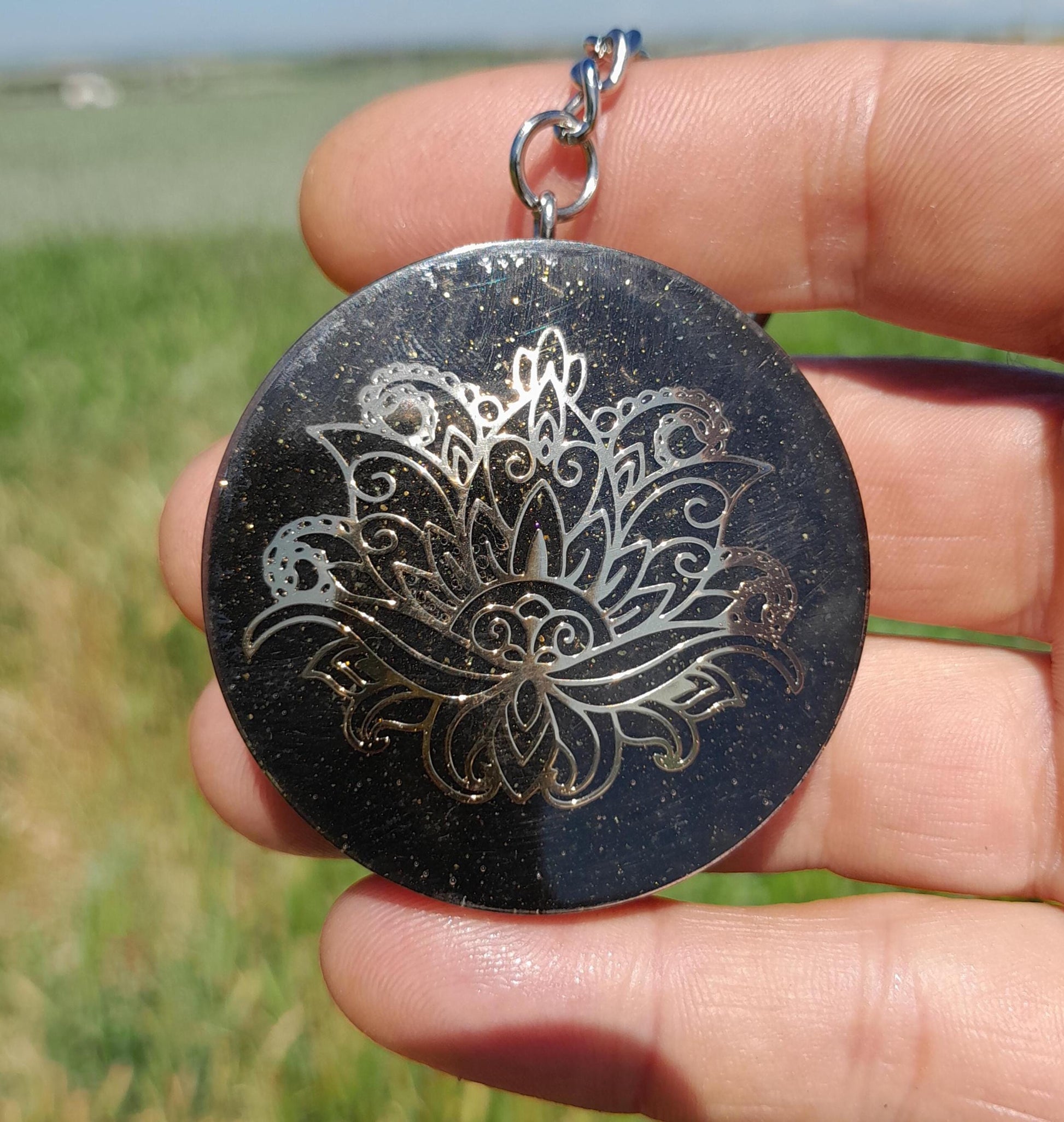 Llavero Orgonita Flor de Loto con Shunguita- Orgonite Keychain