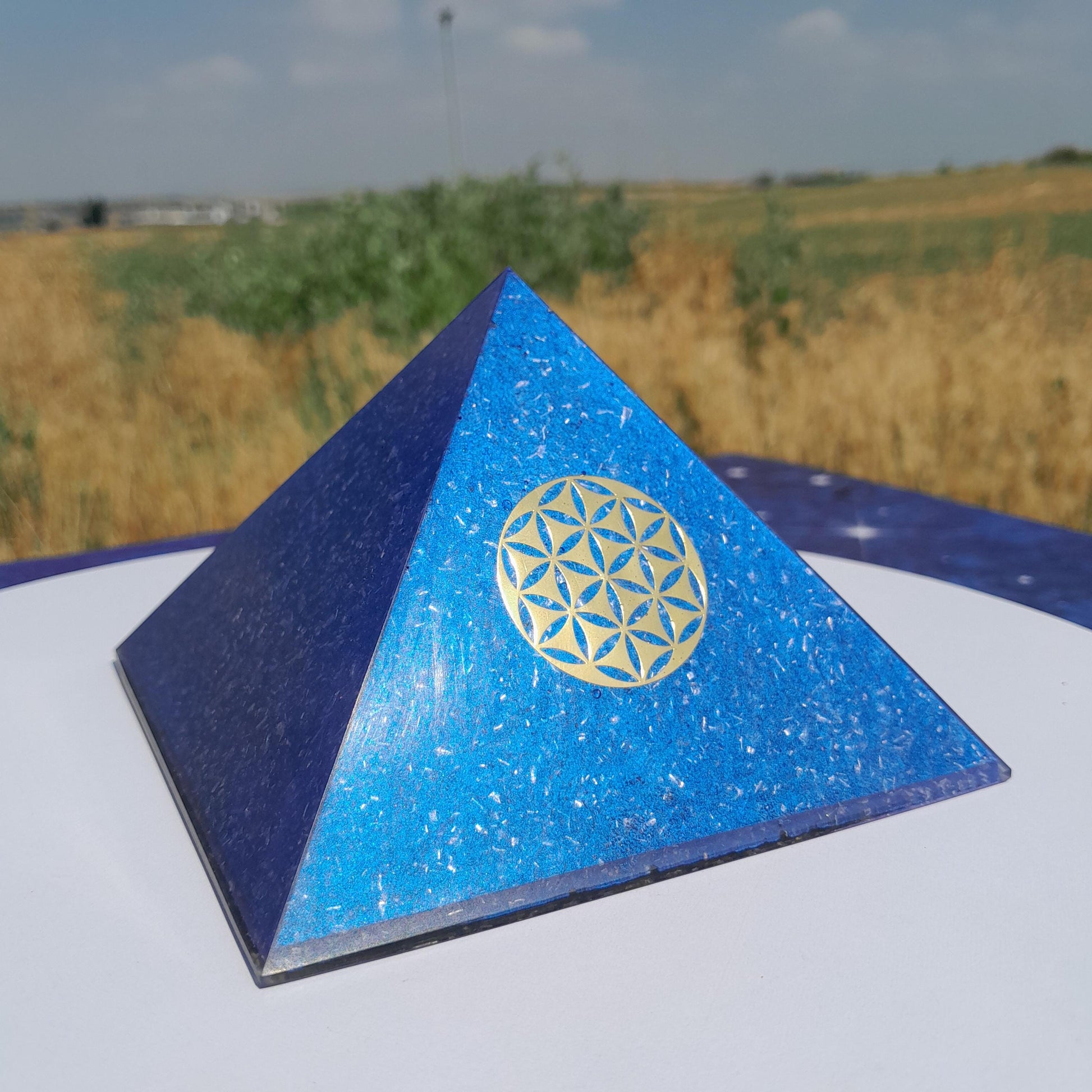 Pirámide Orgonita Flor de la Vida Azul 120mm Base | Energía Positiva, Protección y Decoración Espiritual