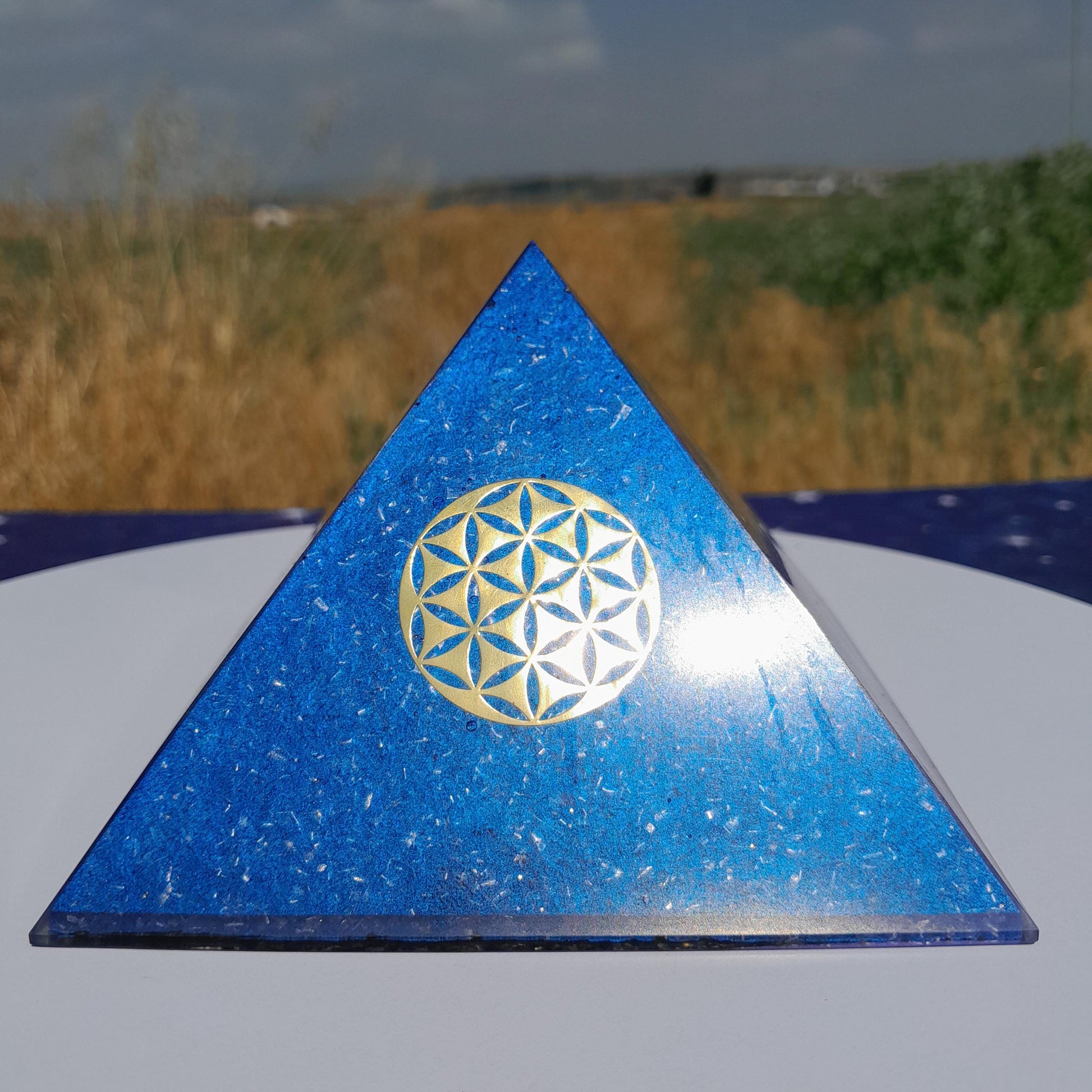 Pirámide Orgonita Flor de la Vida Azul 120mm Base | Energía Positiva, Protección y Decoración Espiritual
