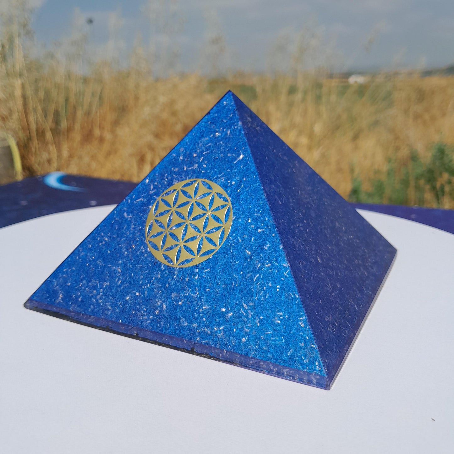 Pirámide Orgonita Flor de la Vida Azul 120mm Base | Energía Positiva, Protección y Decoración Espiritual