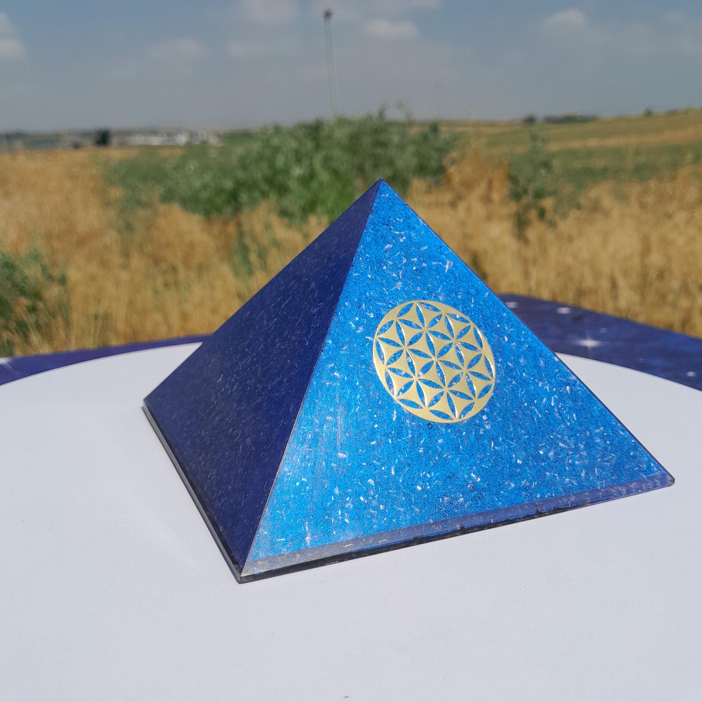 Pirámide Orgonita Flor de la Vida Azul 120mm Base | Energía Positiva, Protección y Decoración Espiritual