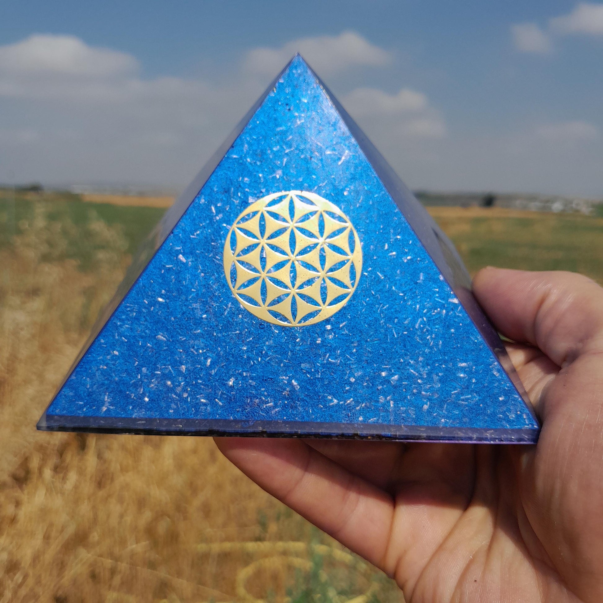 Pirámide Orgonita Flor de la Vida Azul 120mm Base | Energía Positiva, Protección y Decoración Espiritual