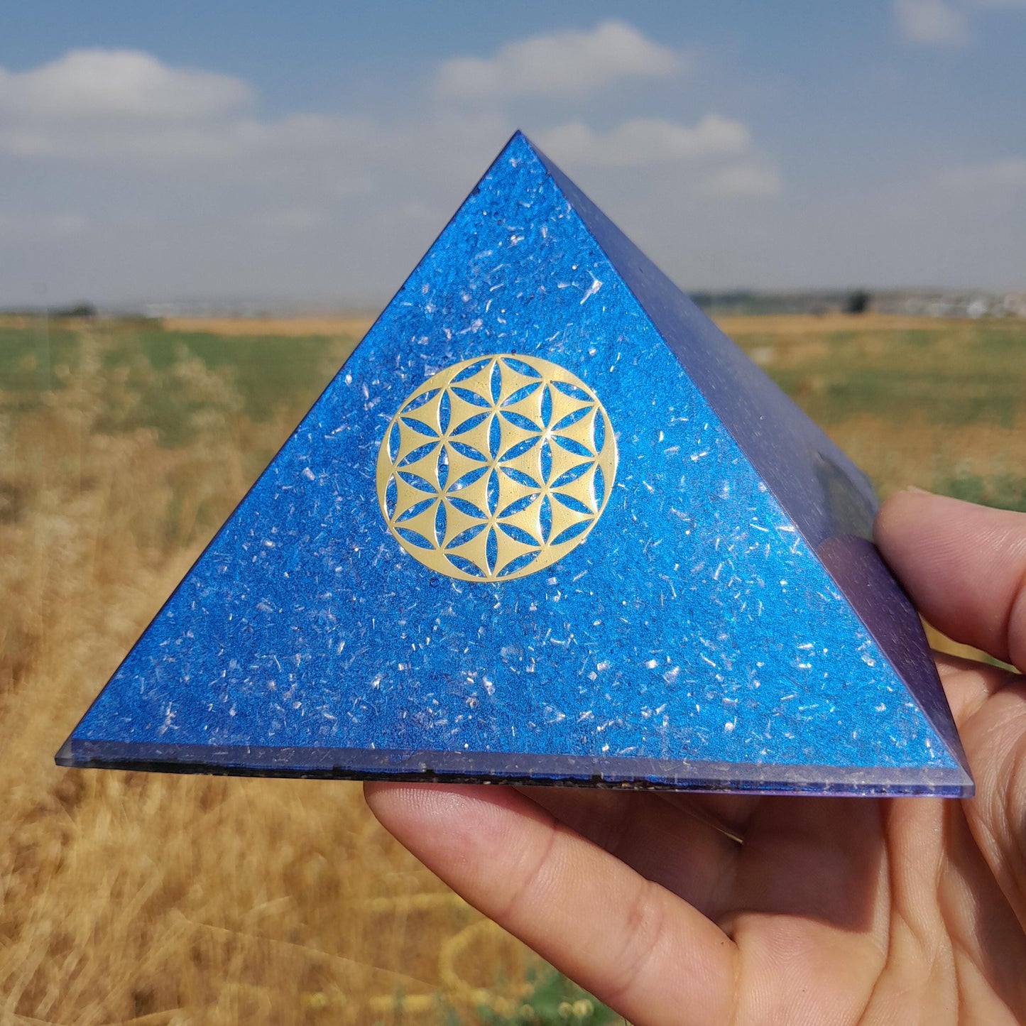 Pirámide Orgonita Flor de la Vida Azul 120mm Base | Energía Positiva, Protección y Decoración Espiritual