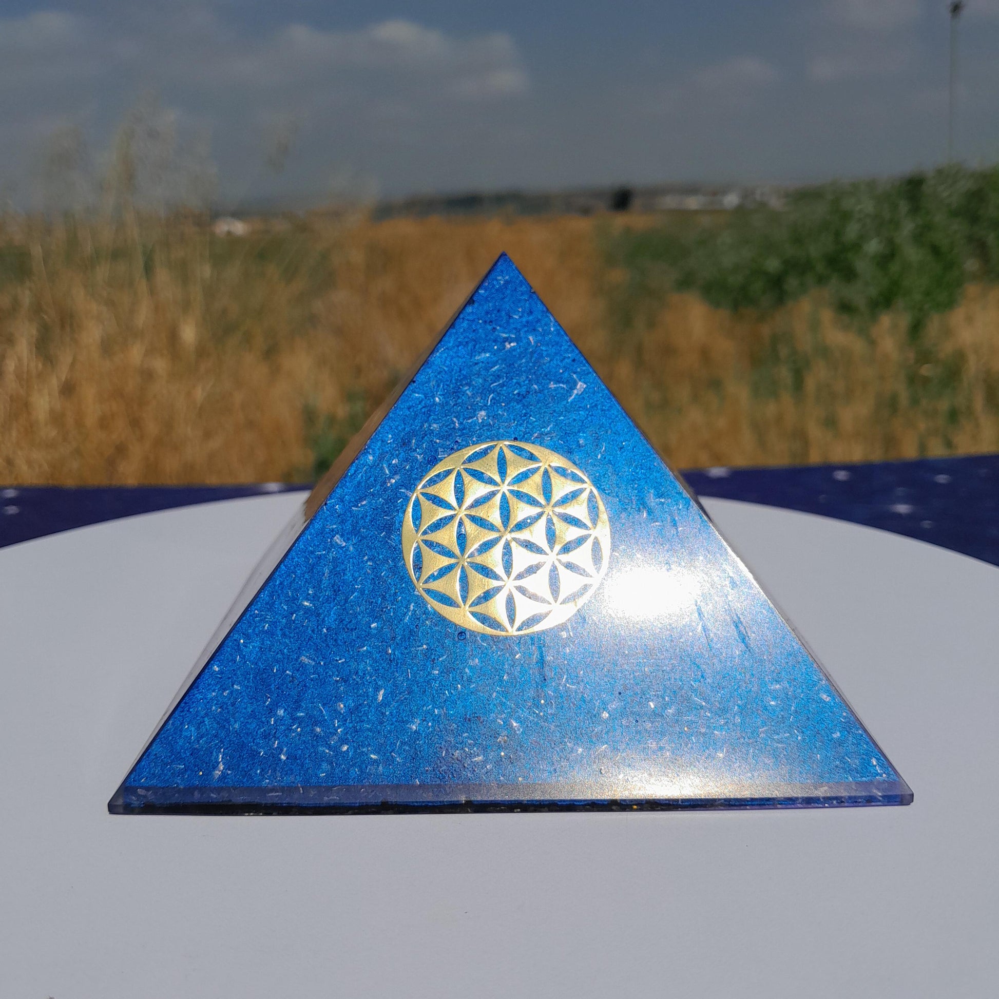 Pirámide Orgonita Flor de la Vida Azul 120mm Base | Energía Positiva, Protección y Decoración Espiritual