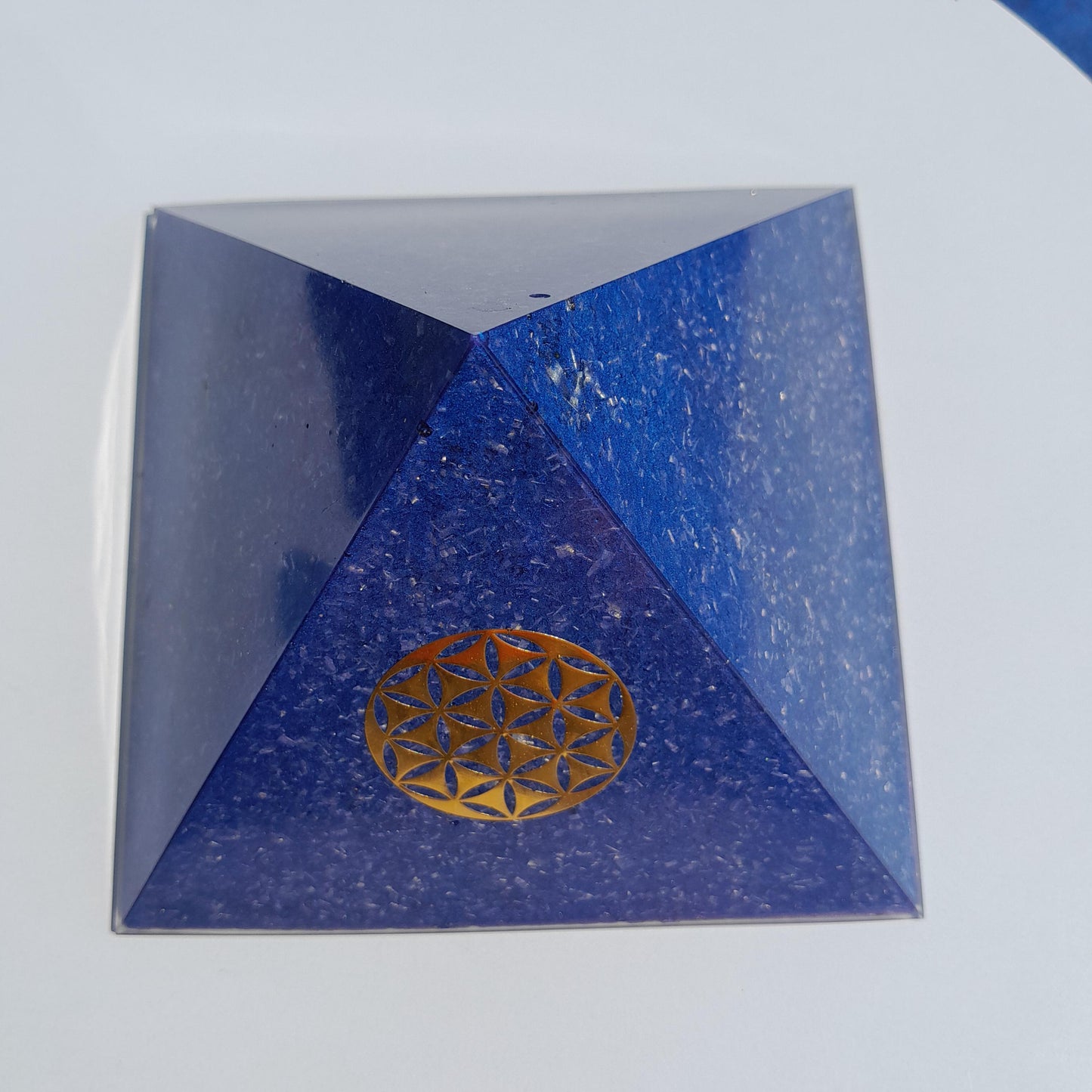 Pirámide Orgonita Flor de la Vida Azul 120mm Base | Energía Positiva, Protección y Decoración Espiritual