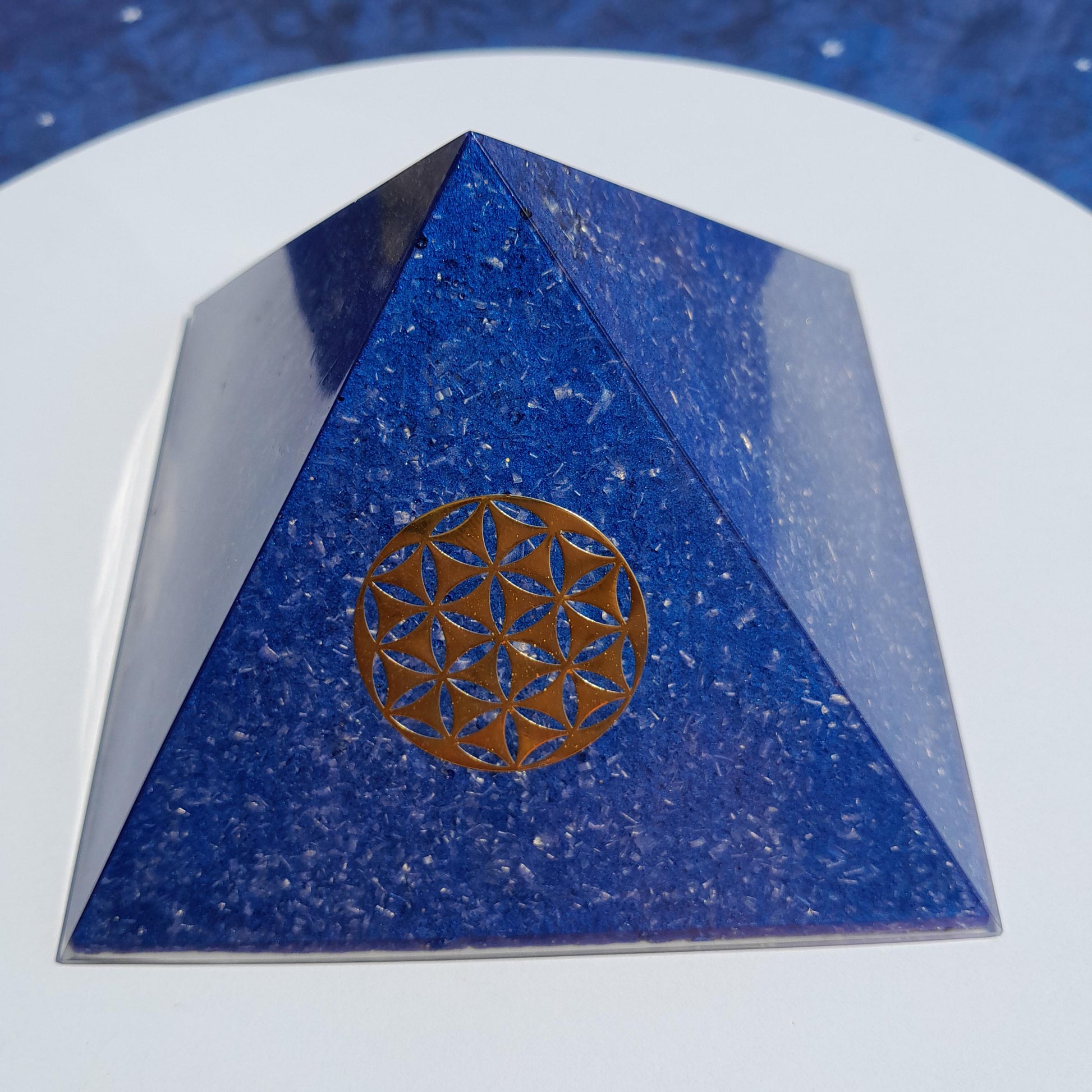 Pirámide Orgonita Flor de la Vida Azul 120mm Base | Energía Positiva, Protección y Decoración Espiritual