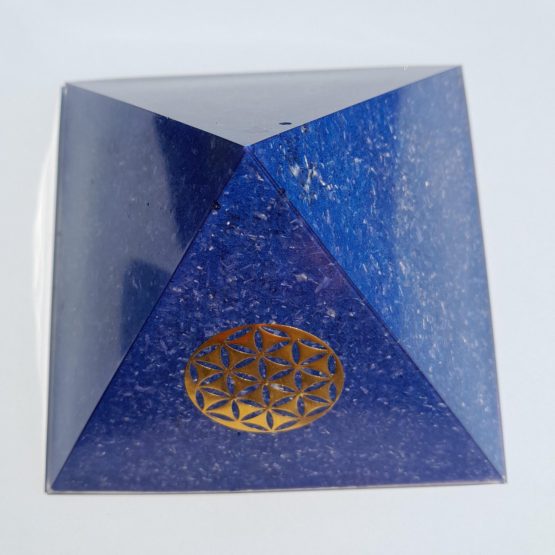 Pirámide Orgonita Flor de la Vida Azul 120mm Base | Energía Positiva, Protección y Decoración Espiritual